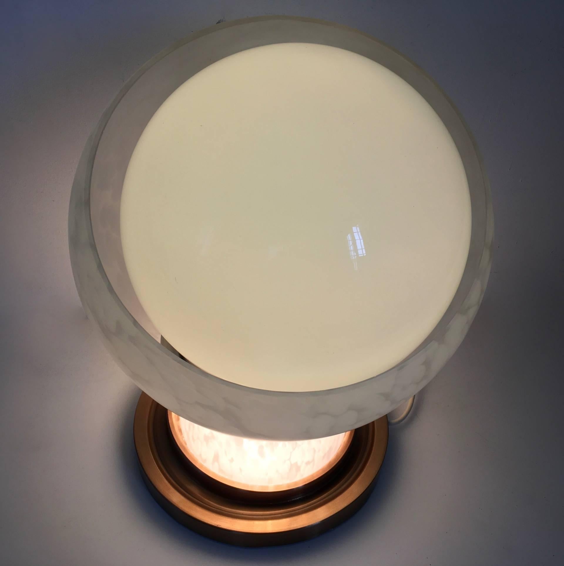Fin du 20e siècle Lampe de bureau postmoderne en laiton et verre soufflé sphérique par Mazzega, Italie en vente