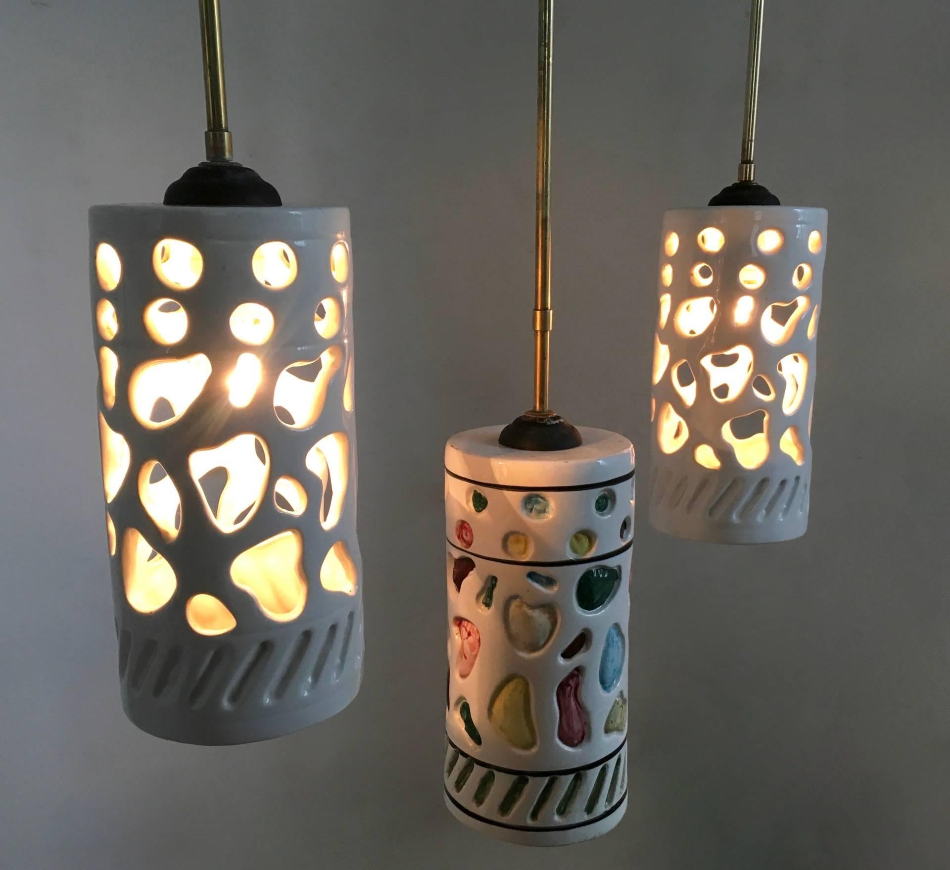 Vintage Chandelier with Cylindrical Ceramic Lampshades by Ceramiche Pucci, Italy In Excellent Condition For Sale In Bresso, Lombardy