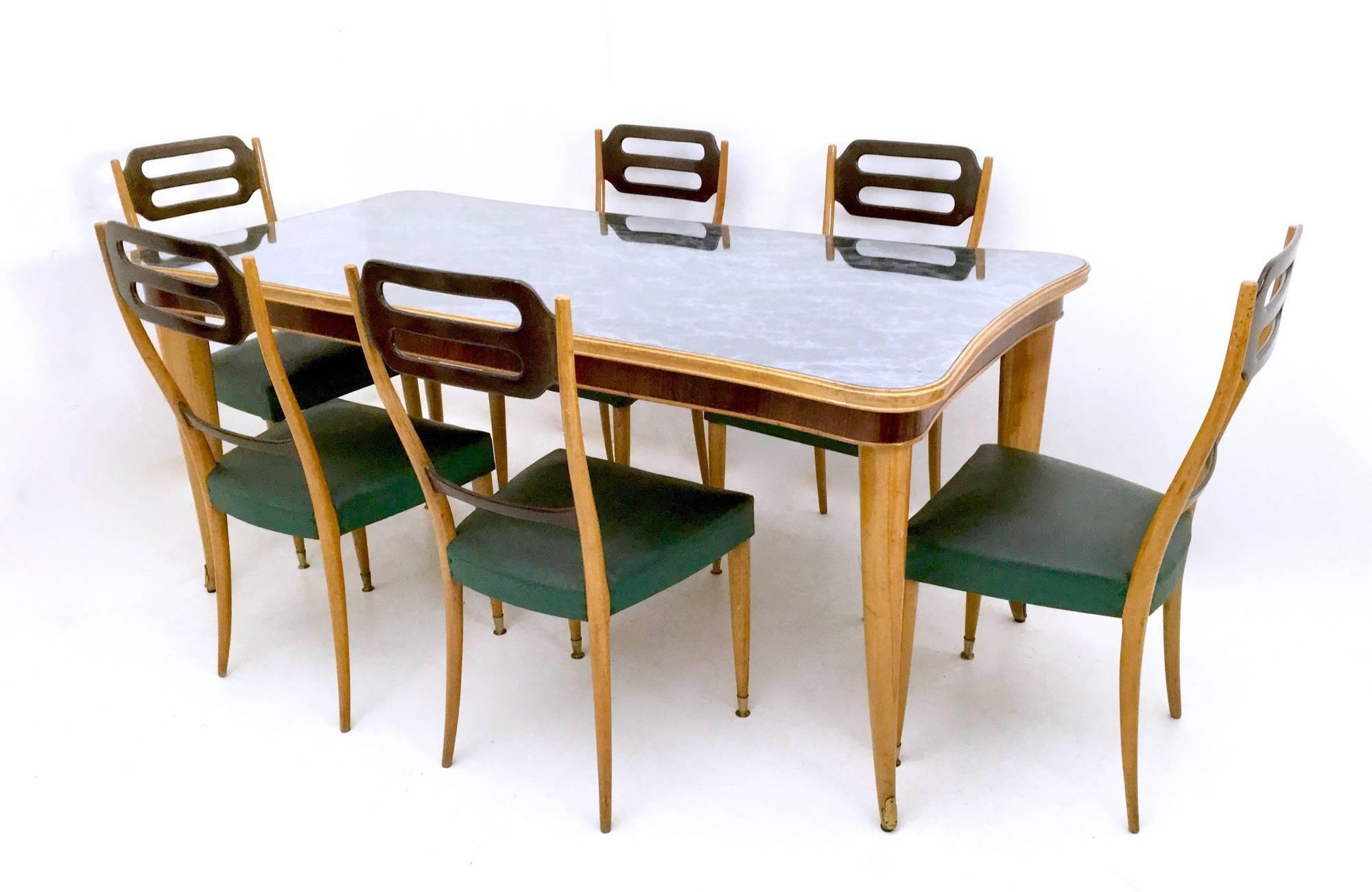 Hergestellt in Italien, 1950er Jahre. 
Der Rahmen besteht aus Ahorn und Buche, die Füße sind aus Messing.
Dieser Tisch hat eine Glasplatte, unter der sich die ursprüngliche Folie mit Marmormuster befindet.
Es handelt sich um ein Vintage-Stück, daher