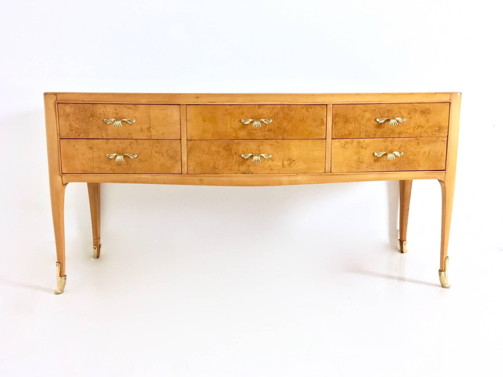 It is a high-quality piece.
Made in maple. It features a back-painted glass top and brass handles.
In excellent condition as it has been perfectly restored.

Measure: Width 114 cm
Depth 40 cm
Height 58 cm.