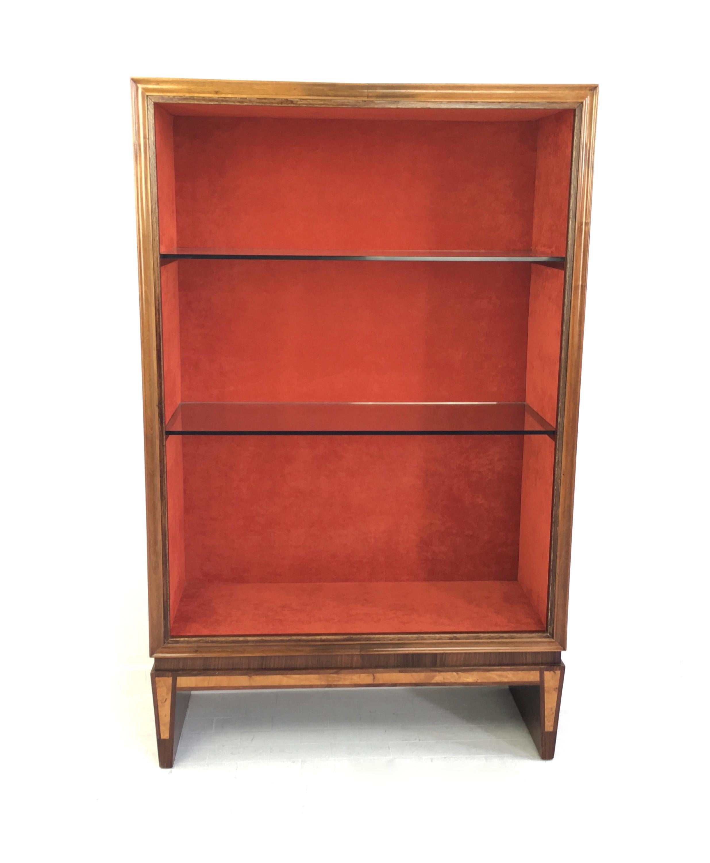 Made in wood, briar-root and maple. 
It features velvet interiors and crystal shelves.
It may show slight traces of use since it's vintage but it has been polished with shellac and can be considered as in perfect original condition and ready to