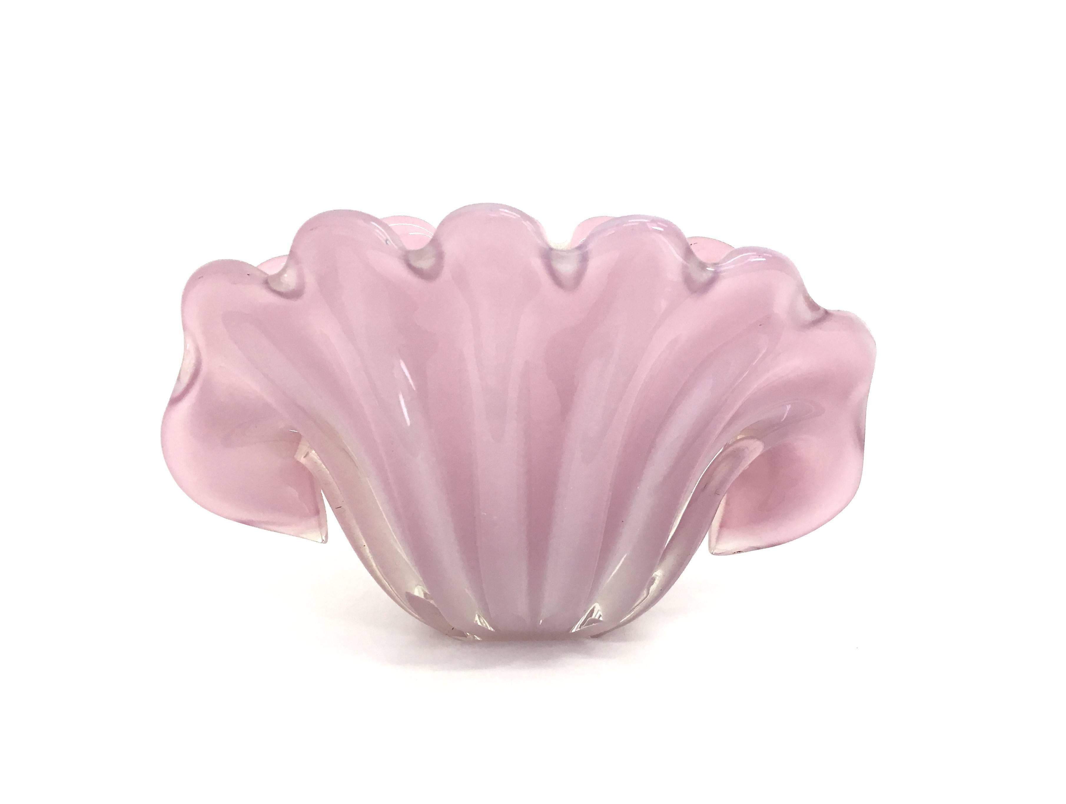 Large 'Opalescent' Glass Shell Bowl by Fratelli Toso, Italy, 1950s In Excellent Condition In Bresso, Lombardy