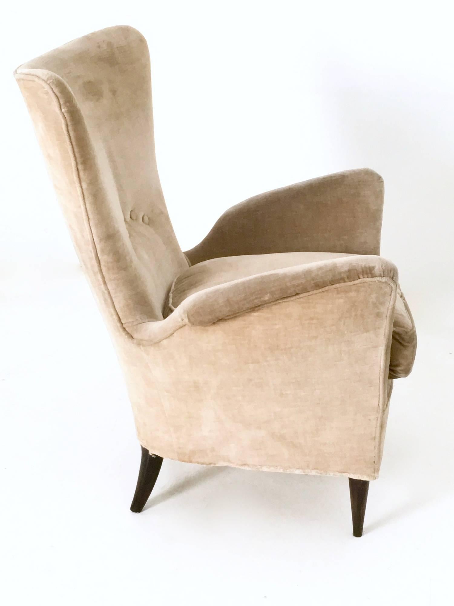 Italian Pair of Beige Velvet Armchairs Ascribable to Gio Ponti for Hotel Bistrol, 1950s