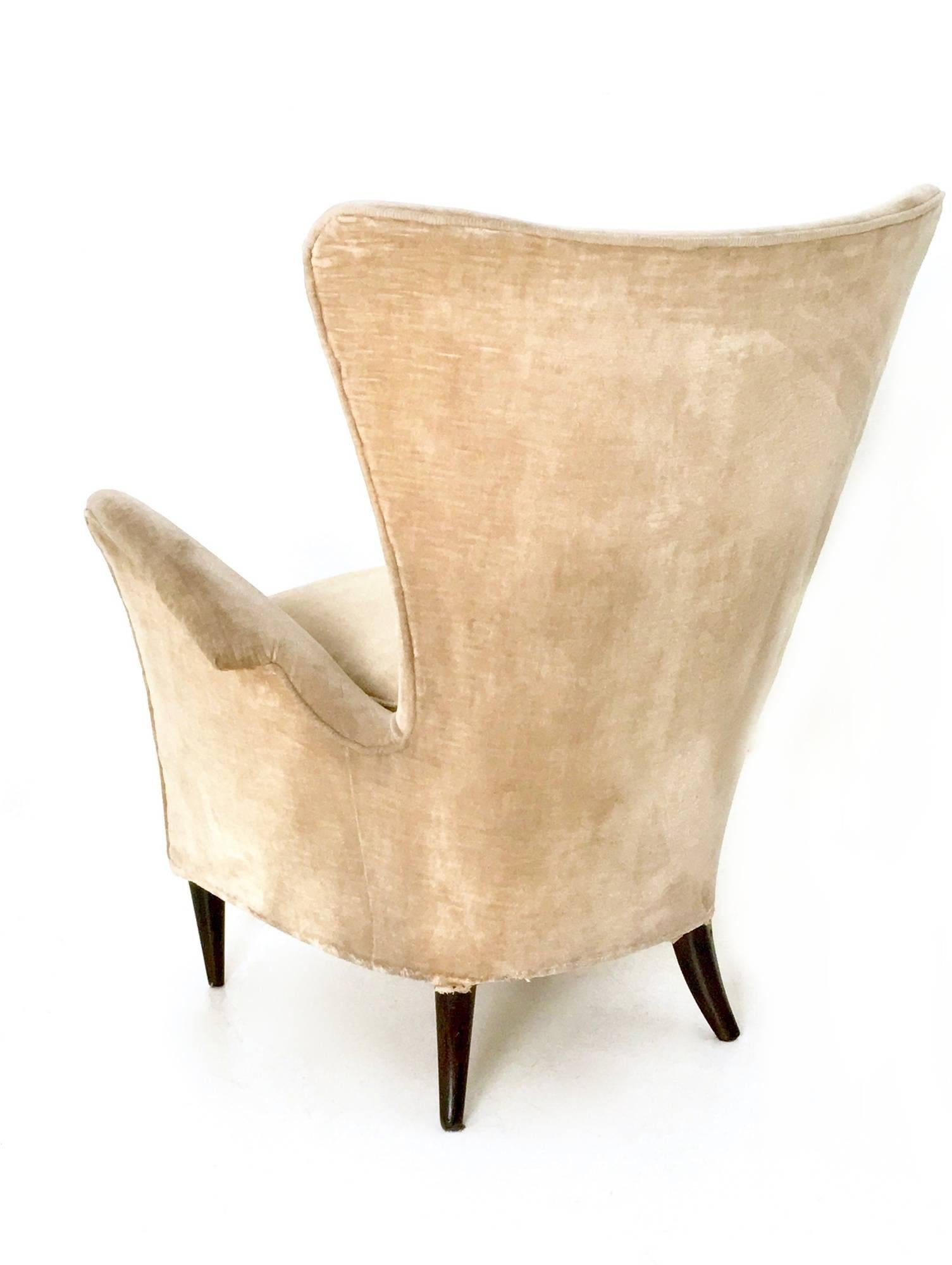 Pair of Beige Velvet Armchairs Ascribable to Gio Ponti for Hotel Bistrol, 1950s In Excellent Condition In Bresso, Lombardy