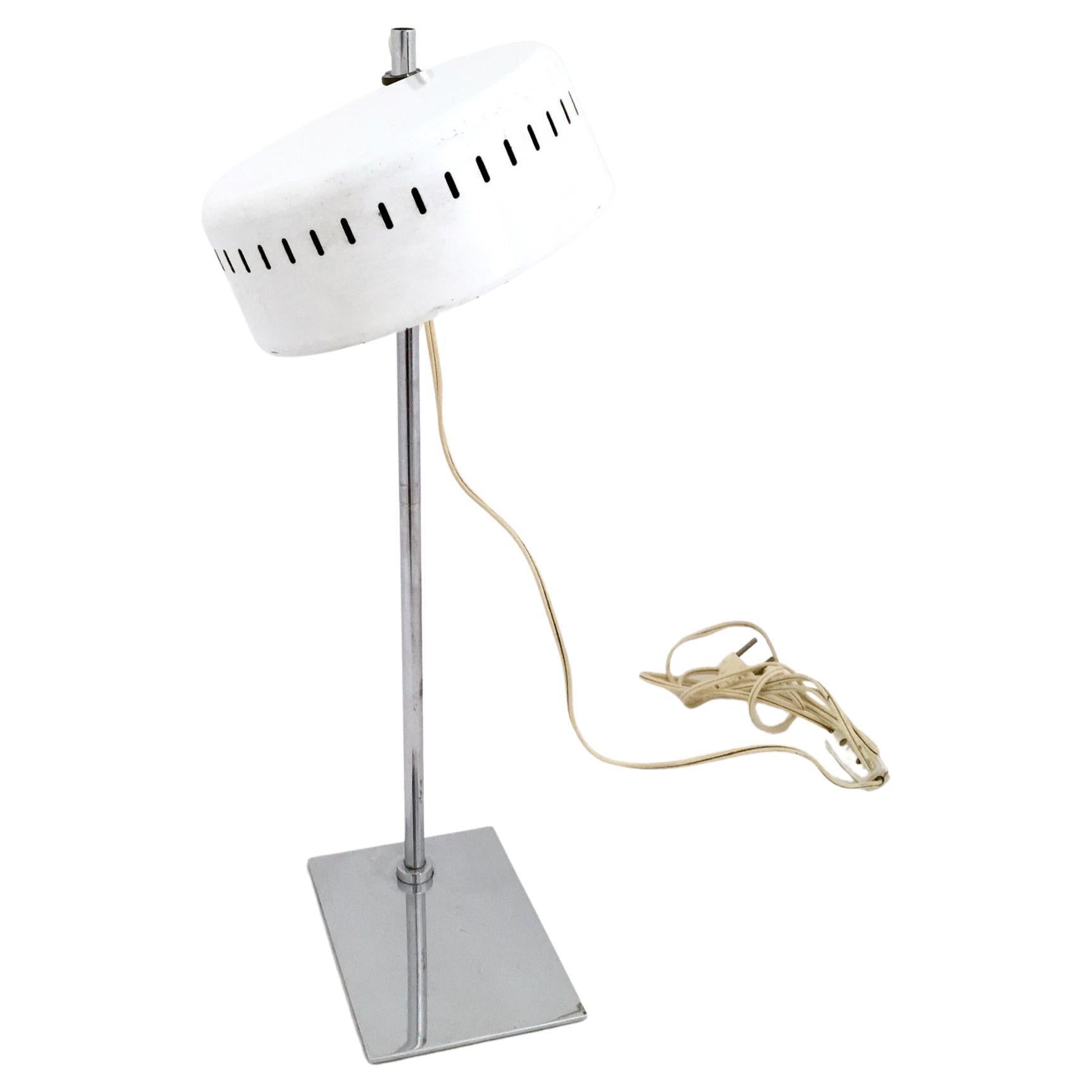 Postmodern Adjustable White Lacquered Metal Desk Lamp by Robert Sonneman
