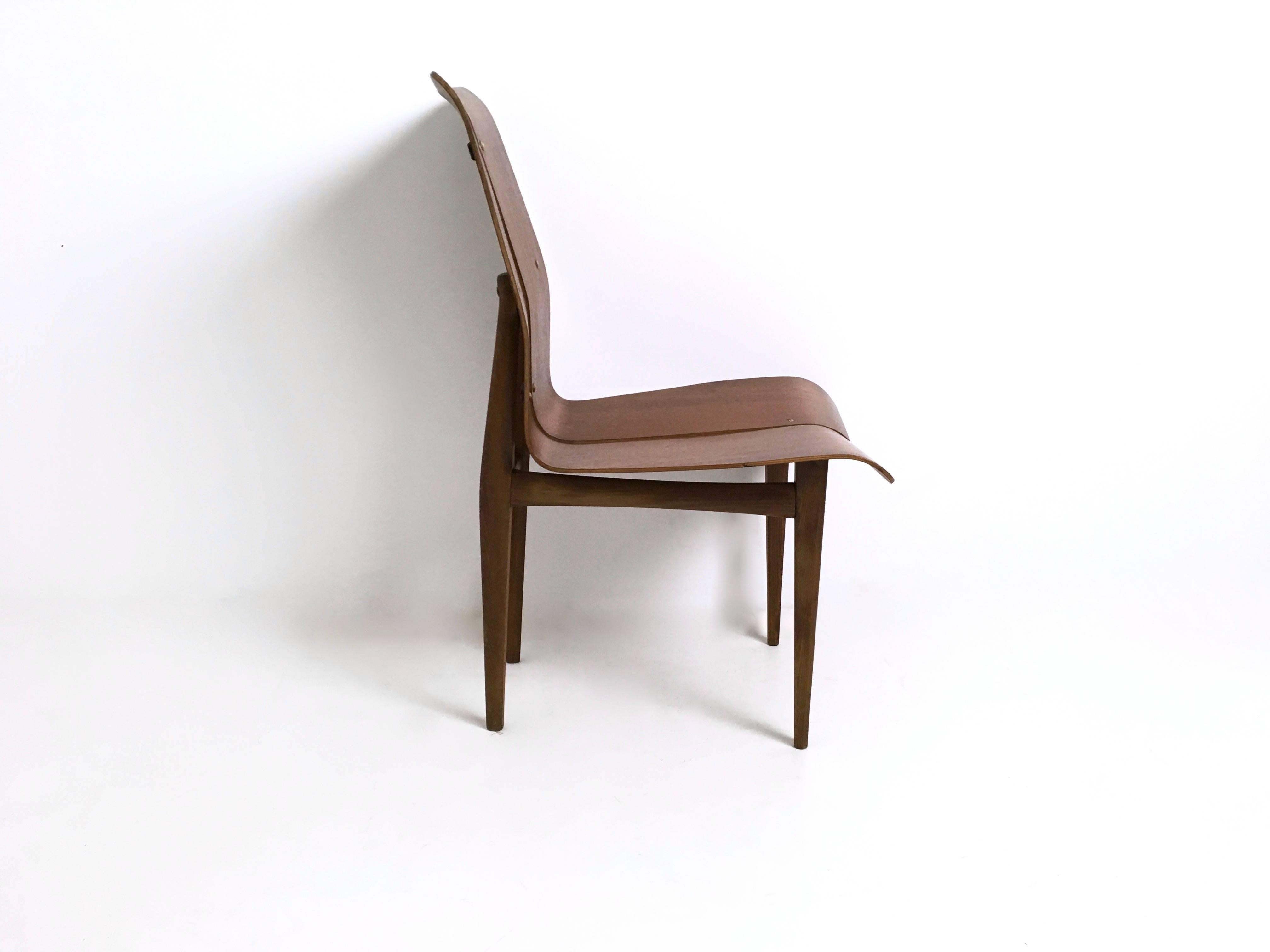 Satz von sechs geschwungenen Vintage-Holzstühlen im Stil von Ilmari Tapiovaara, Finnland (Mitte des 20. Jahrhunderts) im Angebot