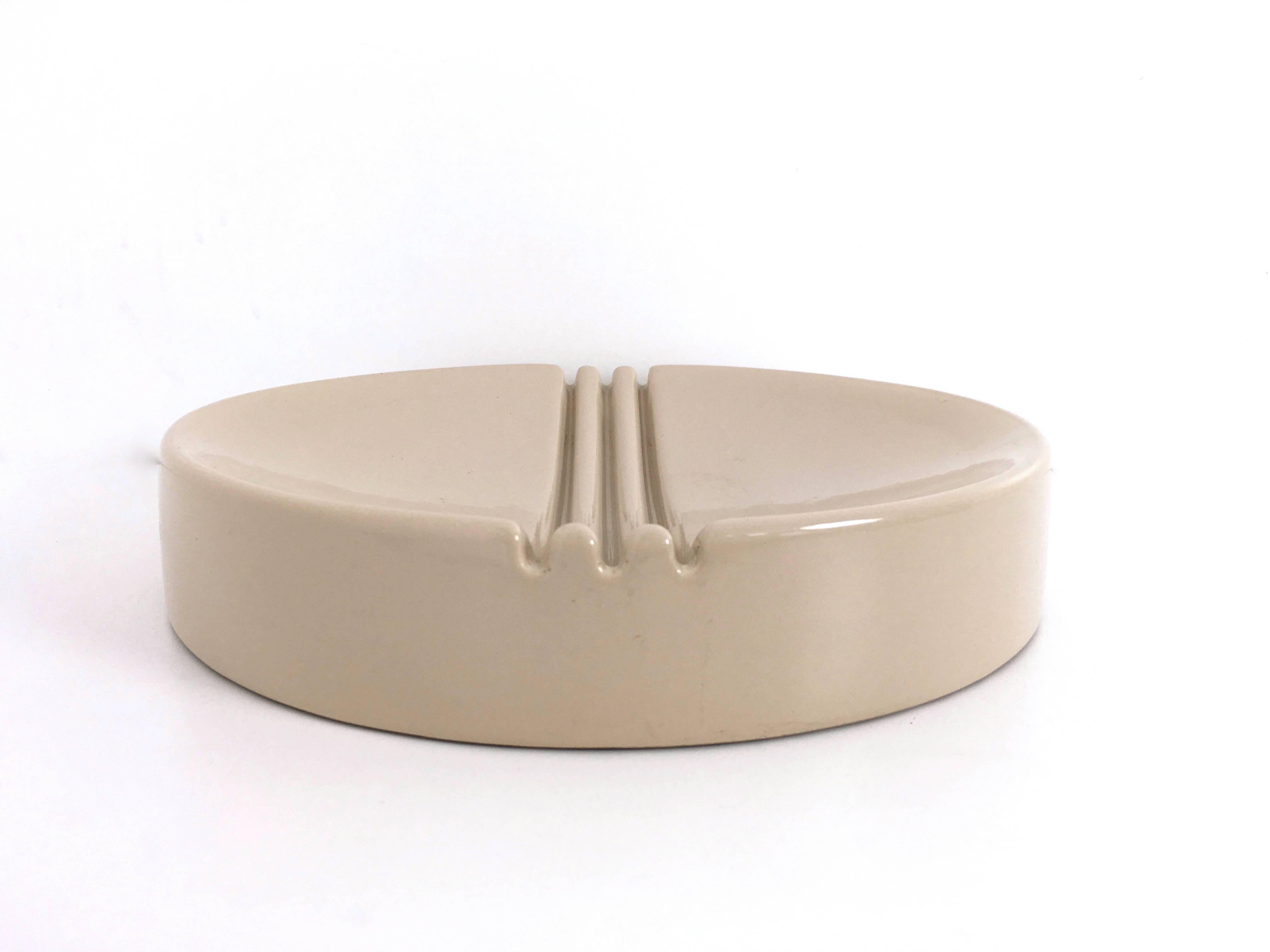 Made in Italy, 1960s. 
This ashtray / catchall is made in ceramic by Giancarlo Gabbianelli and features its original label. 
It may show slight traces of use since it's vintage, but it can be considered as in excellent original condition.

Measures: