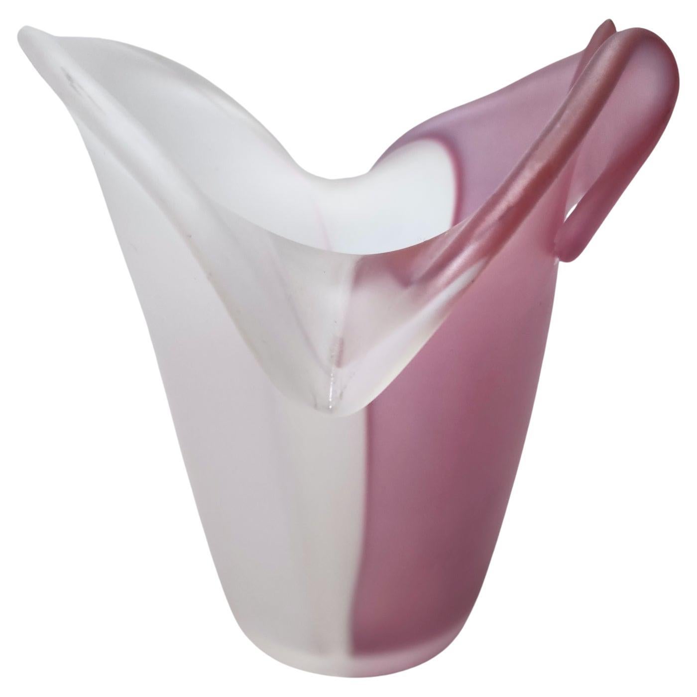 Superbe vase en verre de Murano gravé blanc et rose, Italie, années 1980