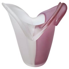 Superbe vase en verre de Murano gravé blanc et rose, Italie, années 1980