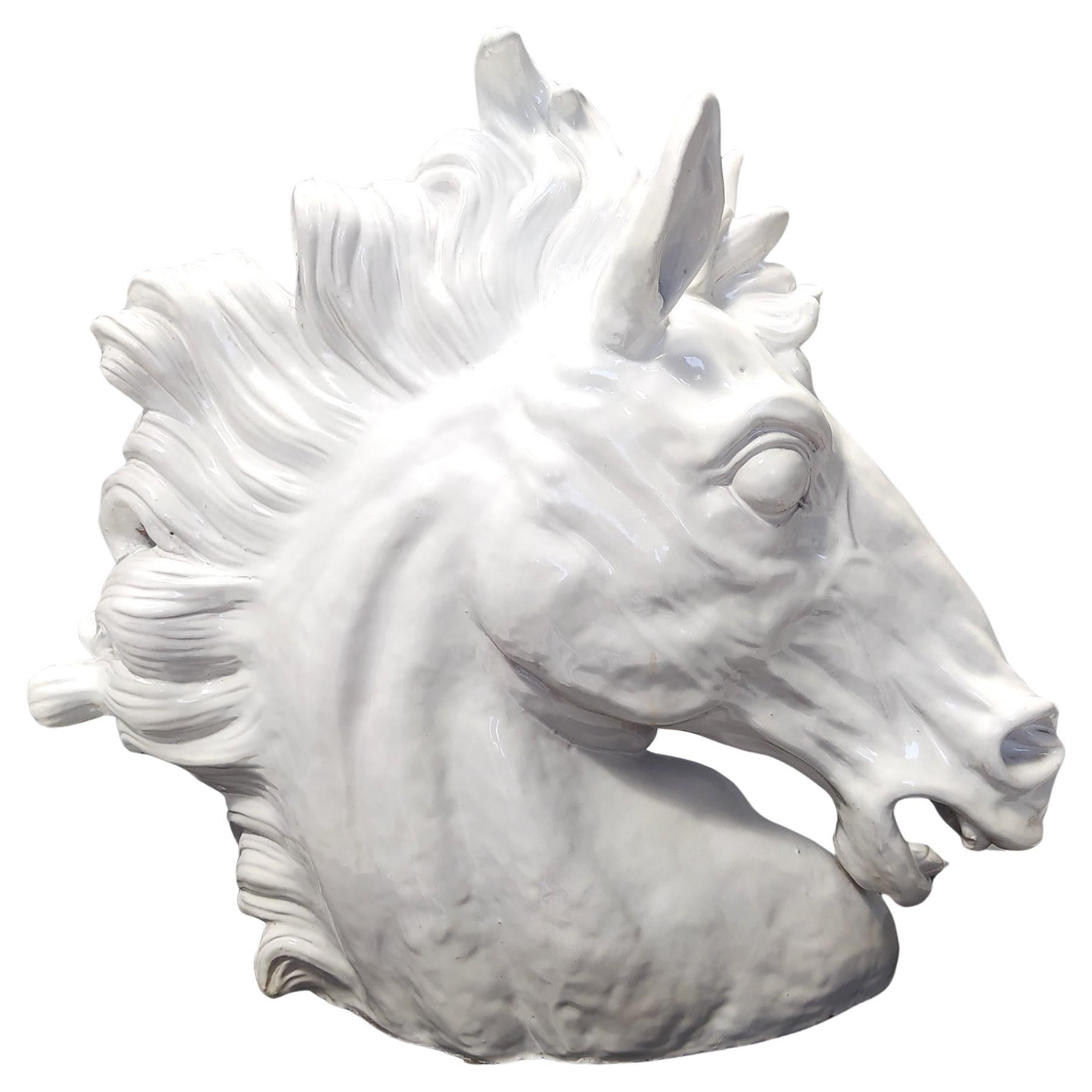Objeto decorativo posmoderno de cerámica lacada blanca con cabeza de caballo, Italia Años 80