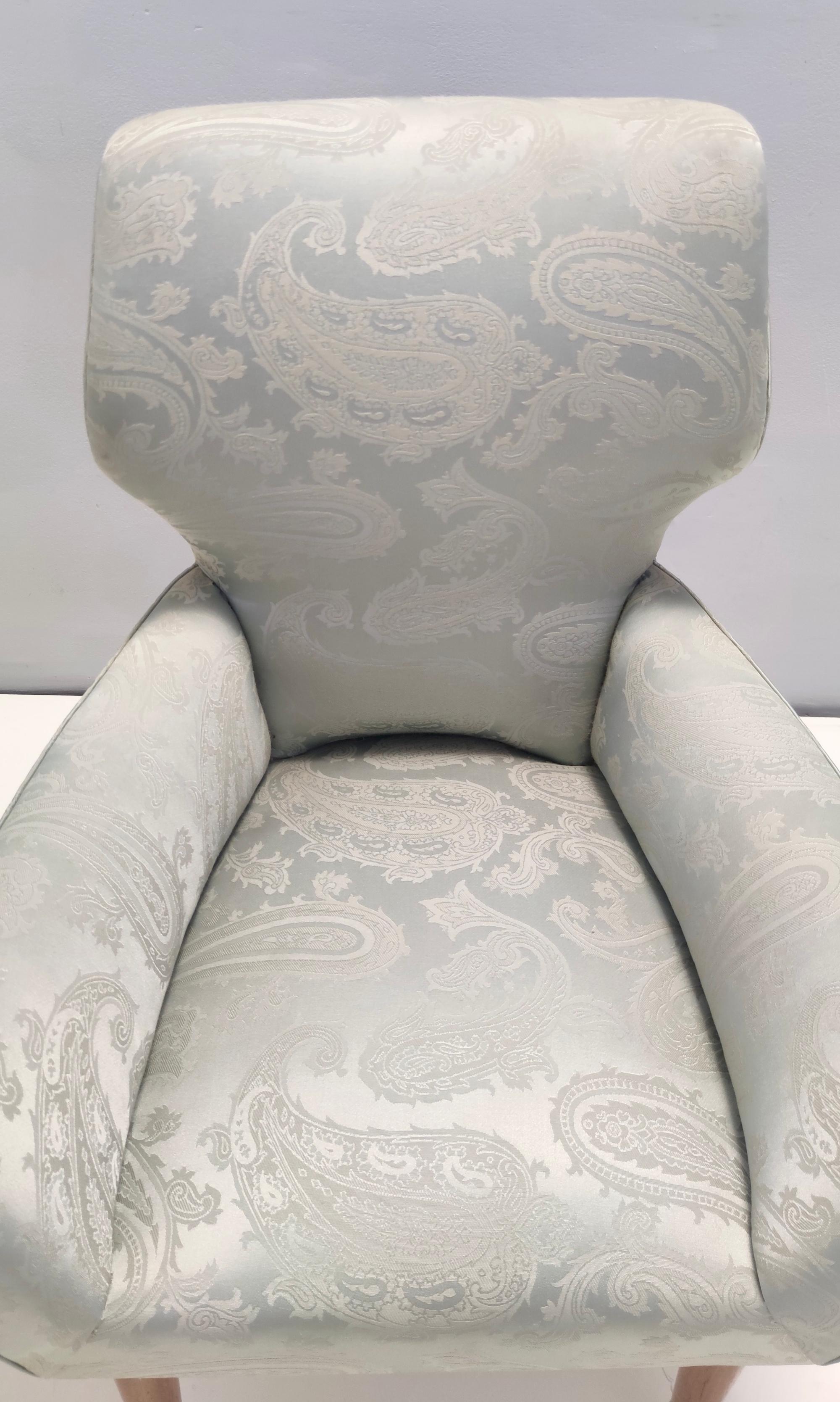 Paire de chaises longues en satin gris avec structure en noyer et pieds en laiton, Italie en vente 4
