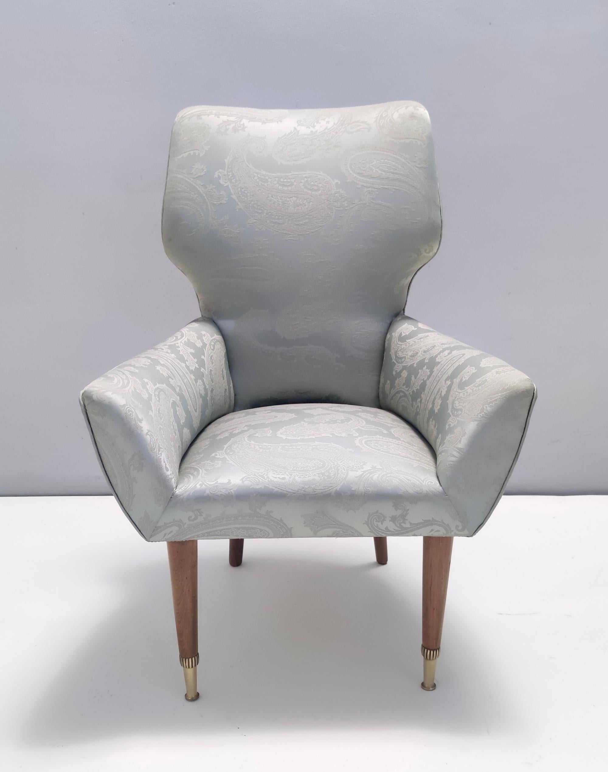 Milieu du XXe siècle Paire de chaises longues en satin gris avec structure en noyer et pieds en laiton, Italie en vente