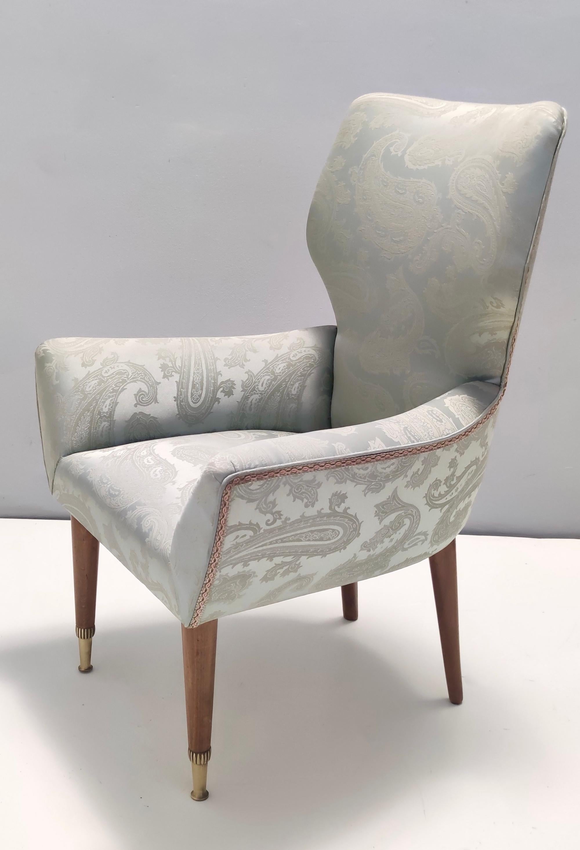 Paire de chaises longues en satin gris avec structure en noyer et pieds en laiton, Italie en vente 1