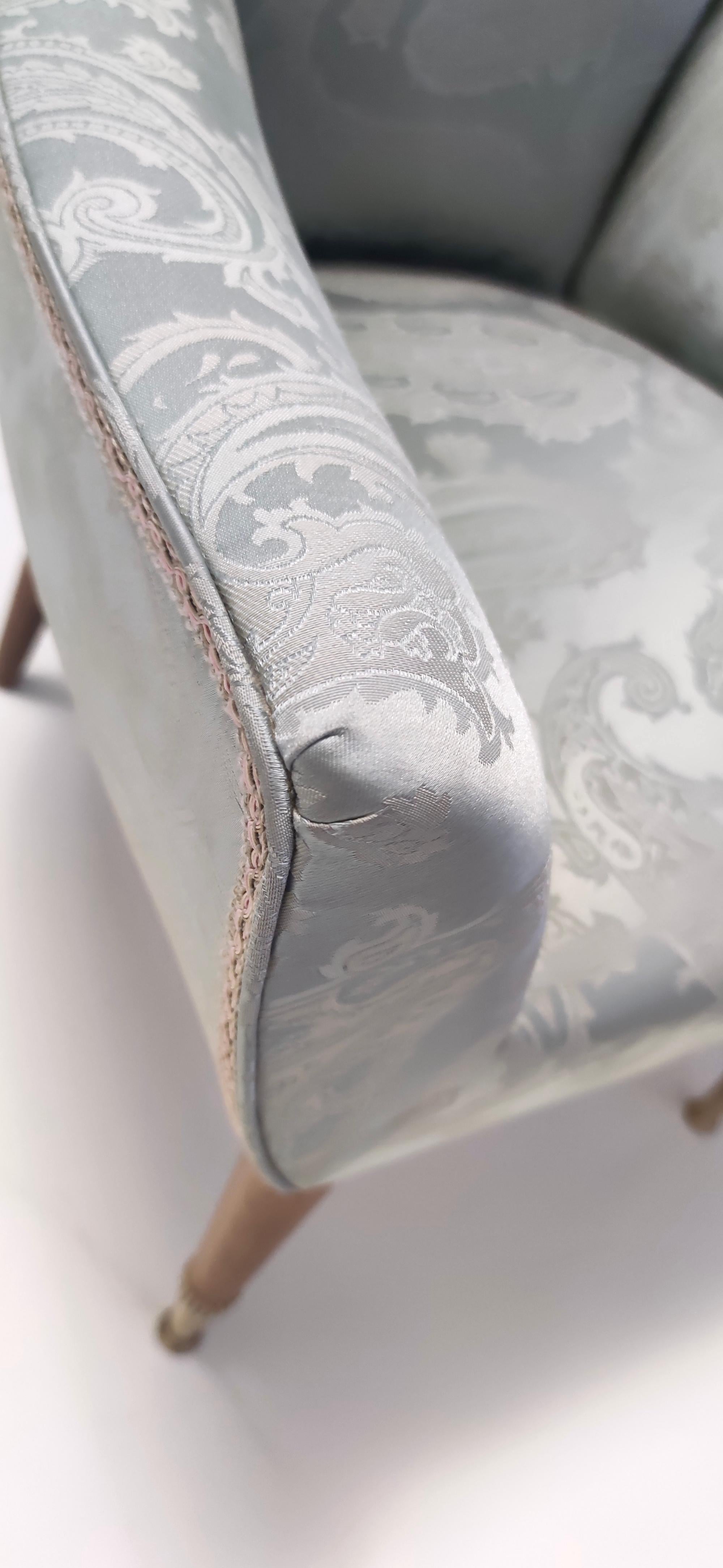 Paire de chaises longues en satin gris avec structure en noyer et pieds en laiton, Italie en vente 6