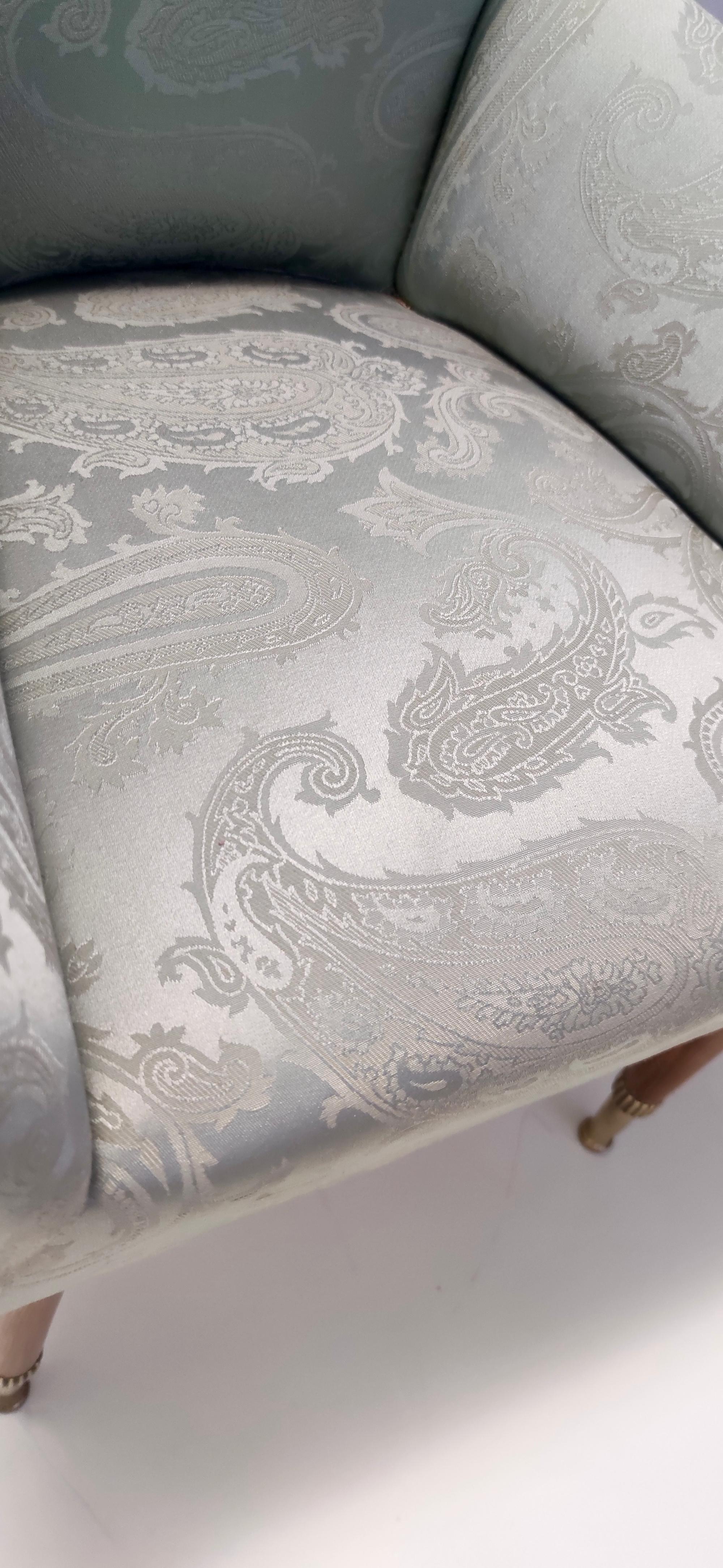 Paire de chaises longues en satin gris avec structure en noyer et pieds en laiton, Italie en vente 7