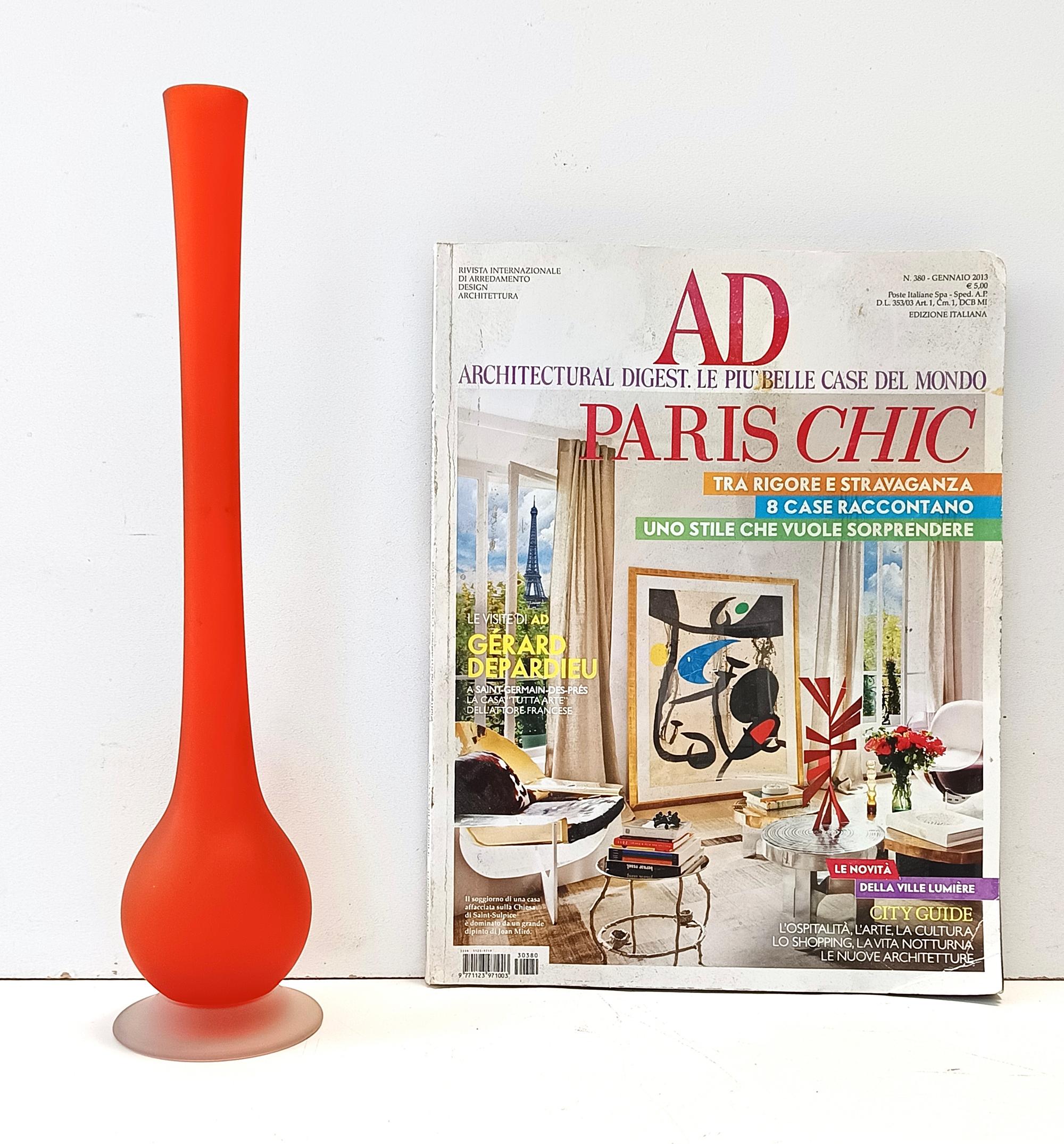 Made in Italy, anni '70. 
Questo meraviglioso vaso a tulipano è stato disegnato da Carlo Moretti ed è realizzato in vetro soffiato e acidato a mano.
C'è un'etichetta, ma è illeggibile.
Si tratta di un pezzo vintage, quindi potrebbe presentare lievi