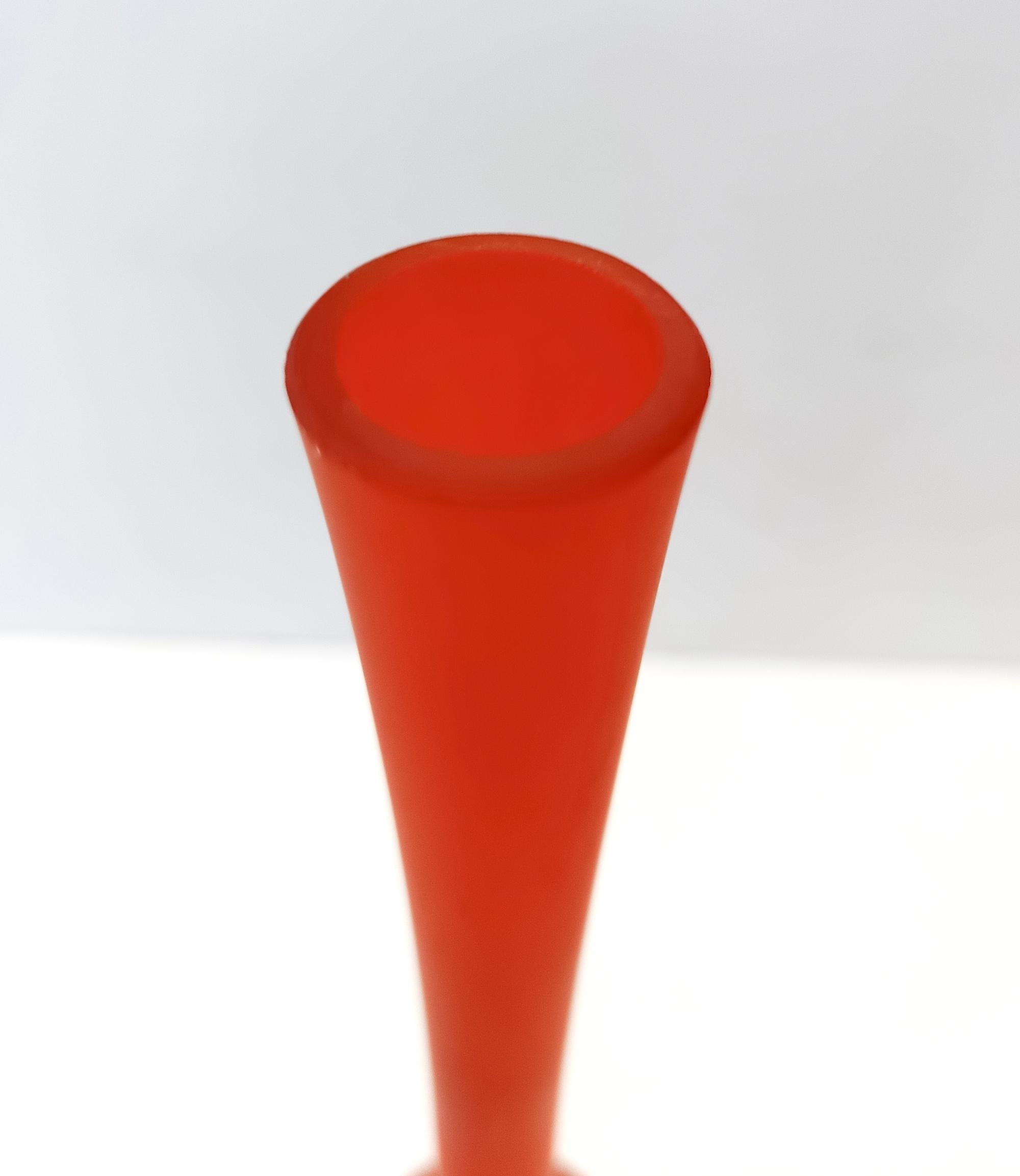 Realizzato con acquaforte Vaso per tulipani in vetro soffiato e acidato arancione di Carlo Moretti, Italia in vendita