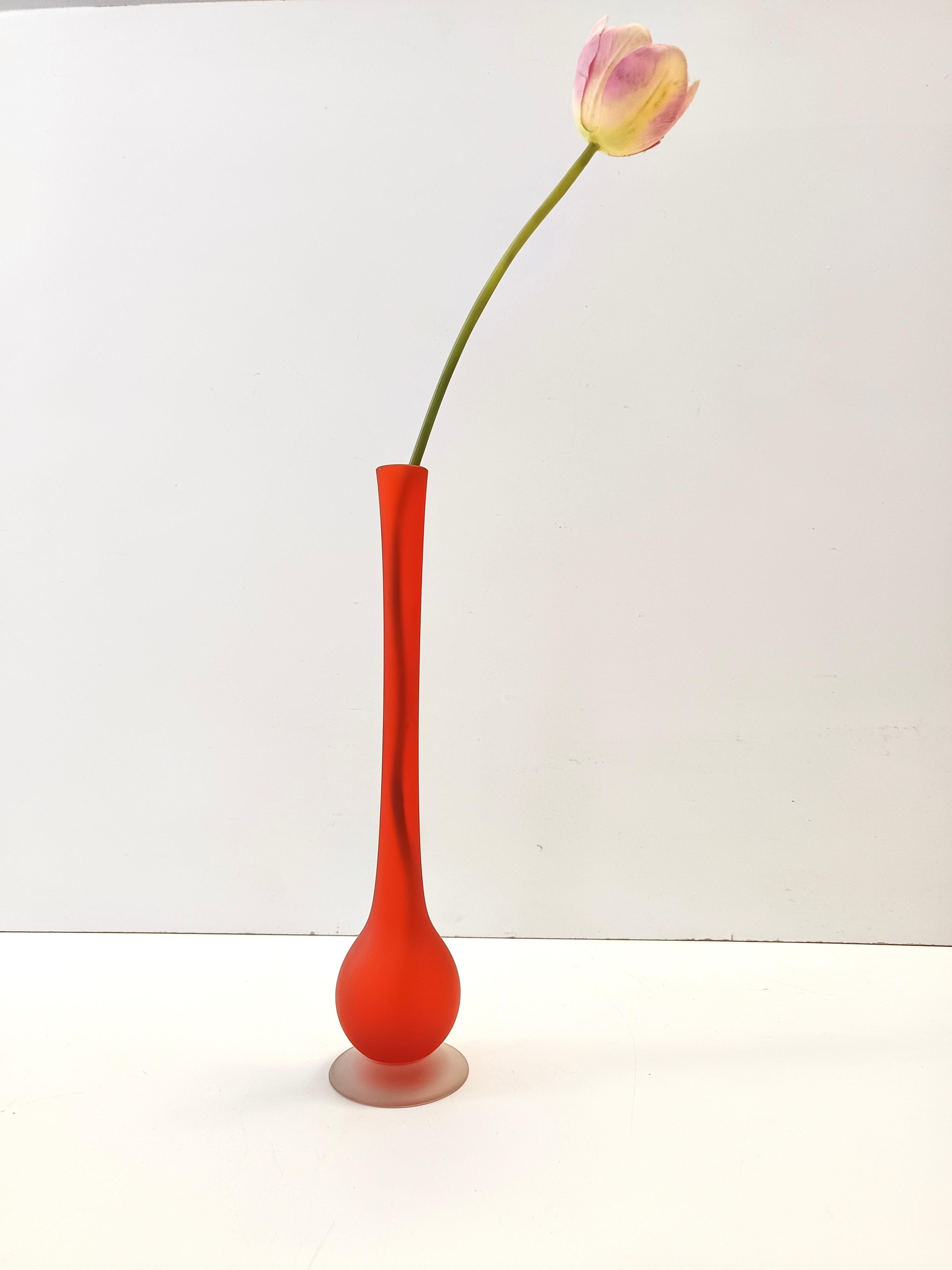 Postmoderno Vaso per tulipani in vetro soffiato e acidato arancione di Carlo Moretti, Italia in vendita