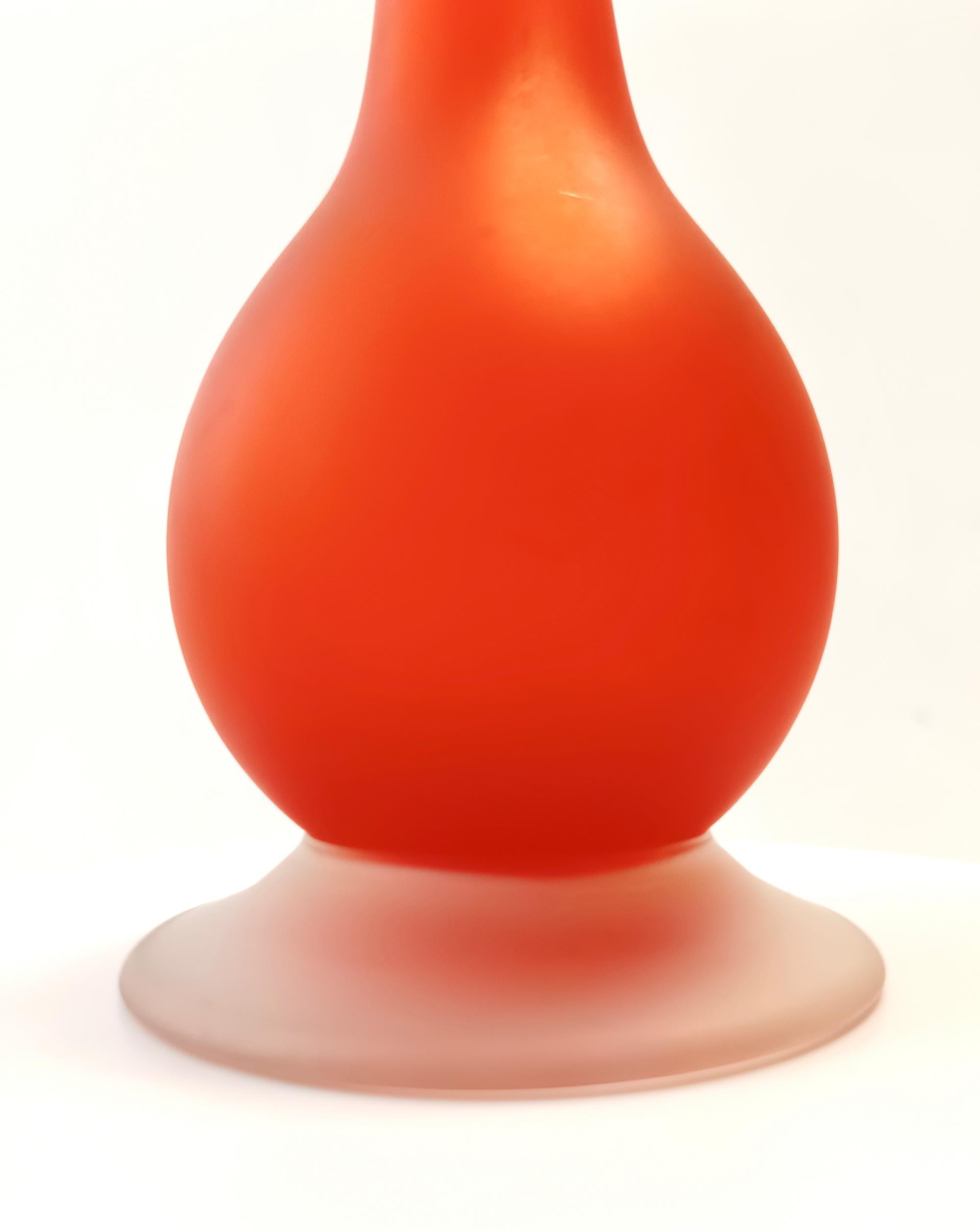 Fine XX secolo Vaso per tulipani in vetro soffiato e acidato arancione di Carlo Moretti, Italia in vendita