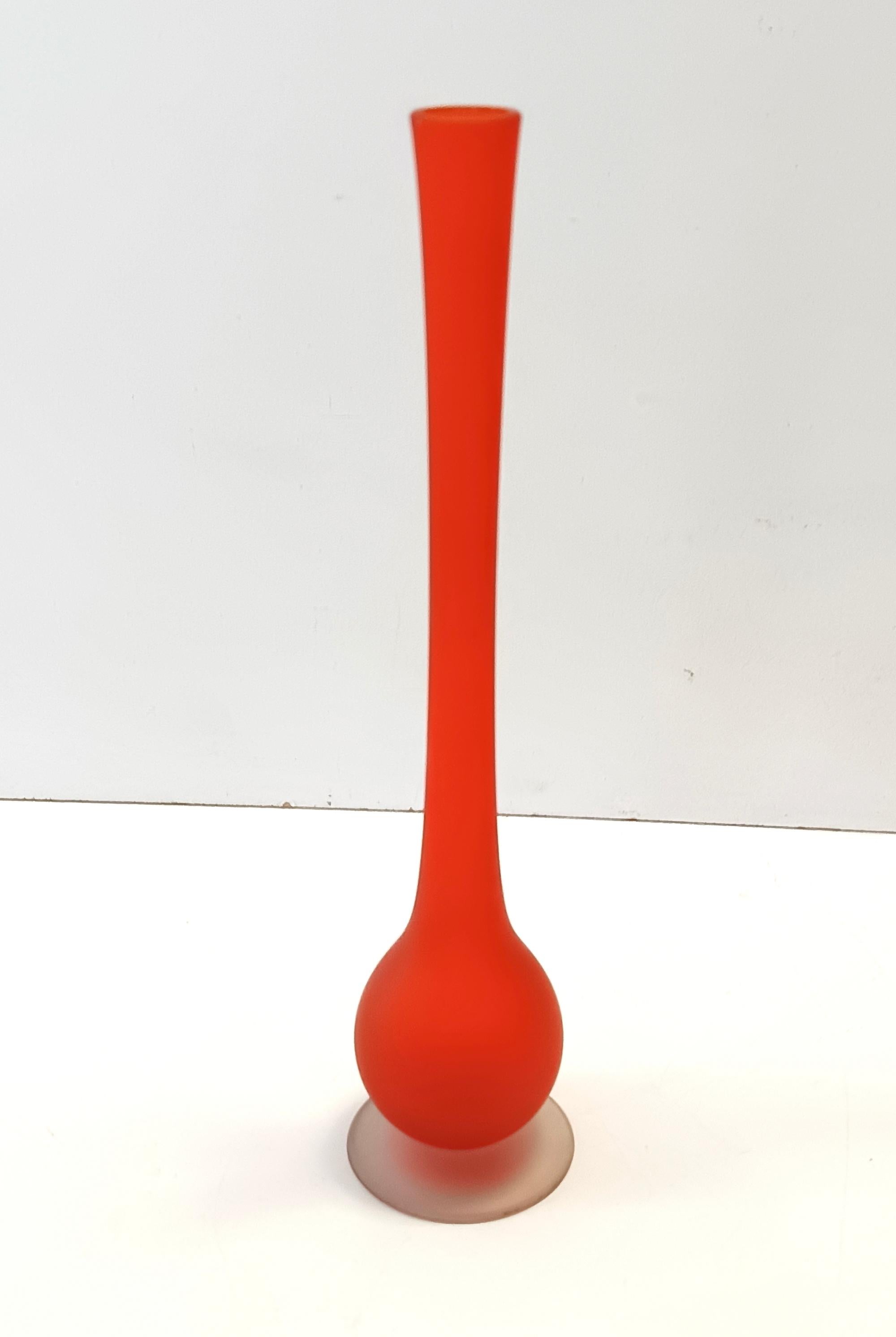 Italiano Vaso per tulipani in vetro soffiato e acidato arancione di Carlo Moretti, Italia in vendita