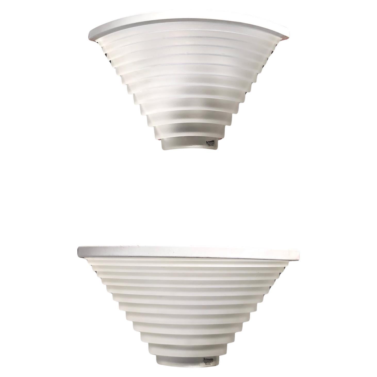 Pareja de apliques de esquina Egisto de Angelo Mangiarotti para Artemide