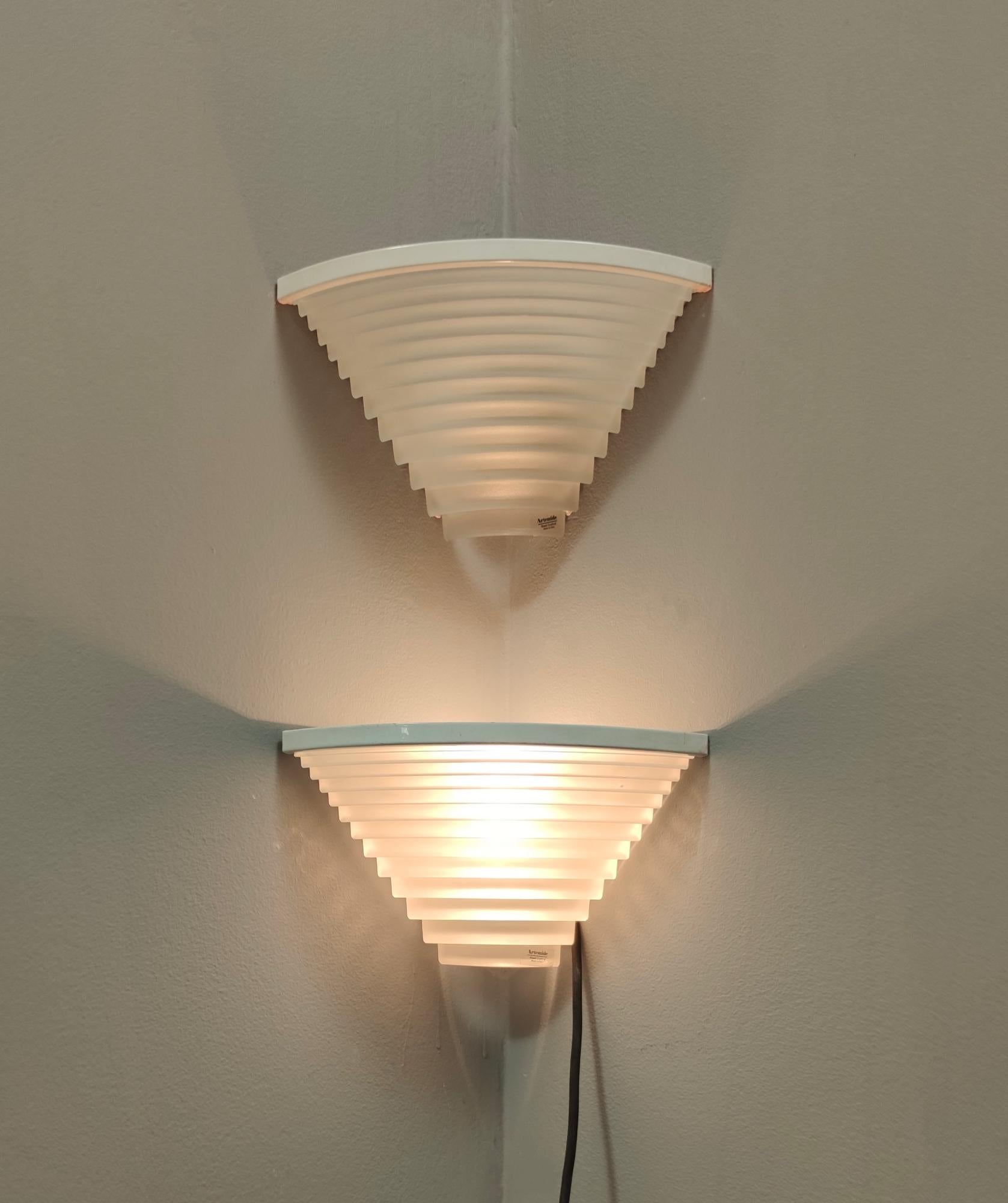 Hergestellt in Italien, 1980er Jahre.
Dies ist ein Paar italienische Vintage-Wandleuchten mit weiß geschliffenem Glaslampenschirm auf einem lackierten Metallrahmen.
Da sie Vintage sind, können sie leichte Gebrauchsspuren aufweisen, wie z. B. einen
