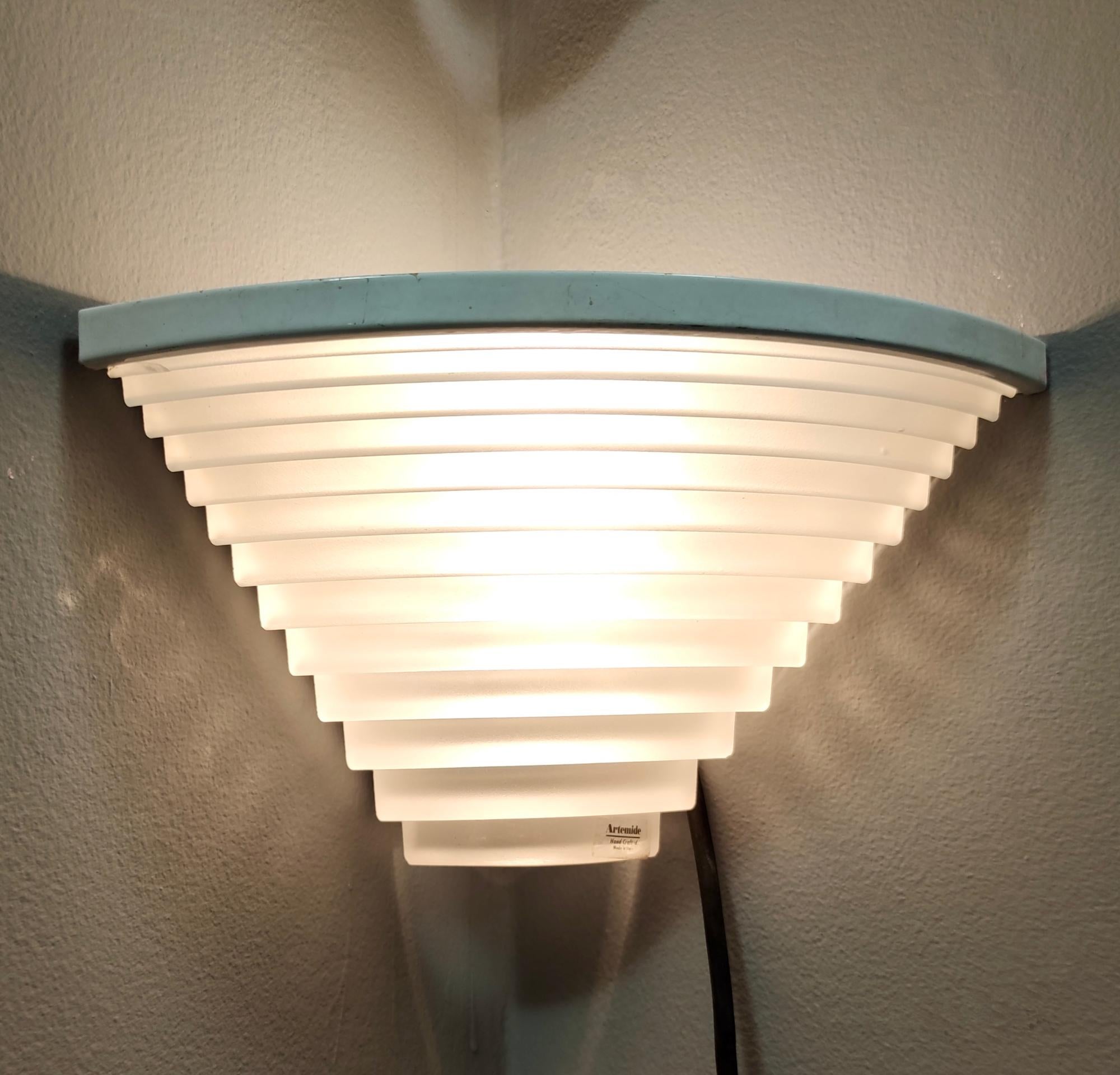 Paar Egisto-Eckleuchter von Angelo Mangiarotti für Artemide (Metall) im Angebot