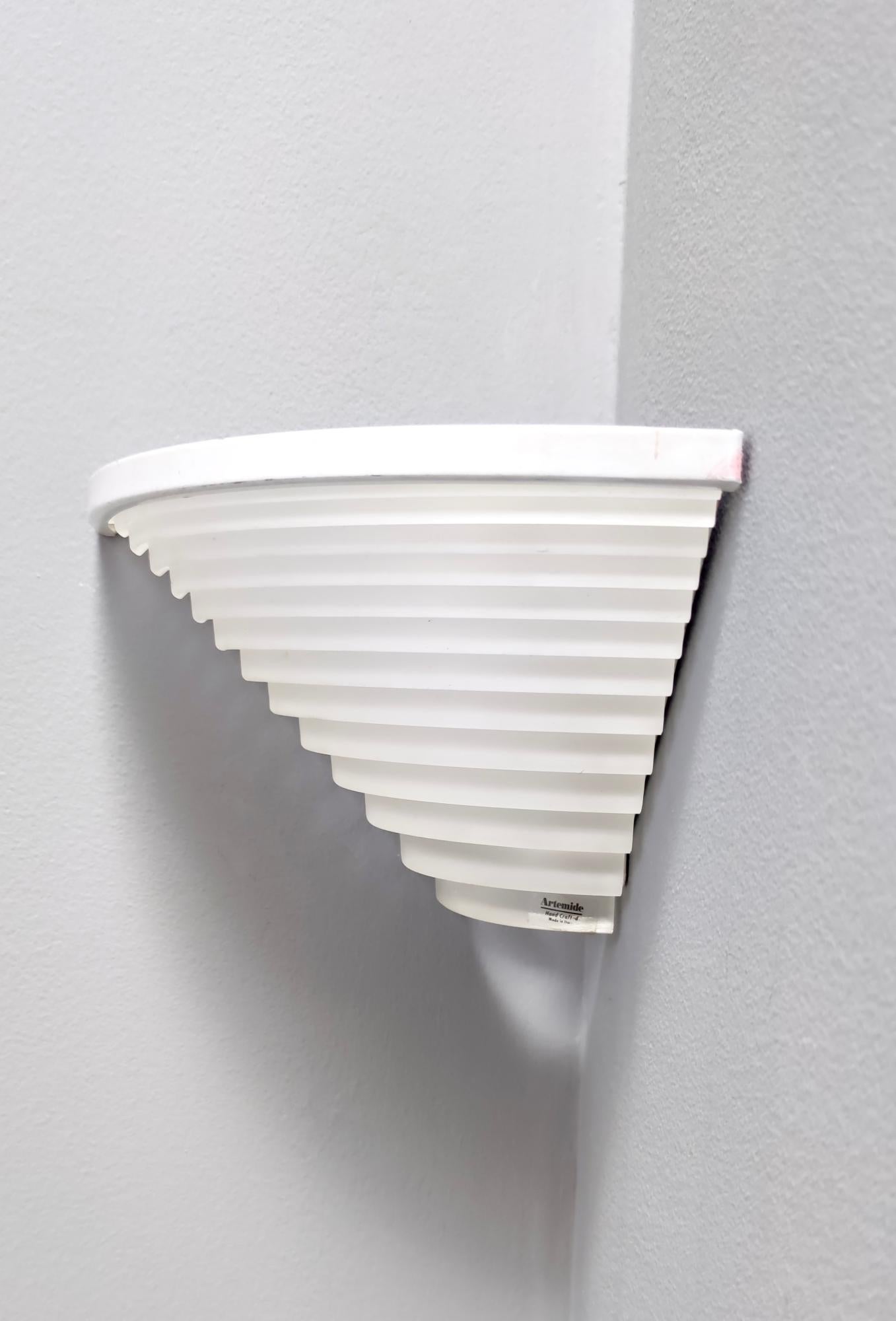 Paar Egisto-Eckleuchter von Angelo Mangiarotti für Artemide (Ende des 20. Jahrhunderts) im Angebot