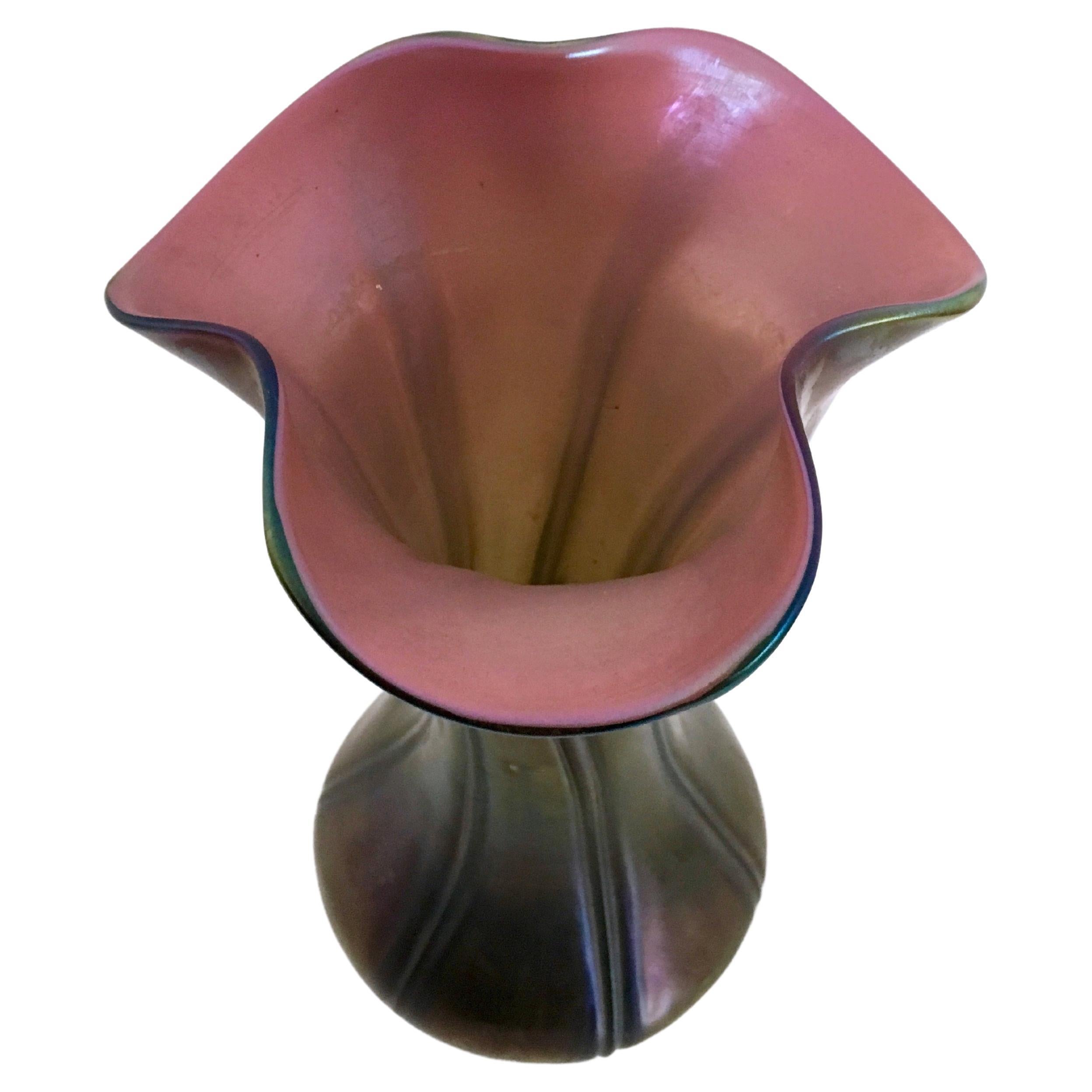 Vase Art déco vintage en verre soufflé rouge et vert irisé dans le style de Loetz