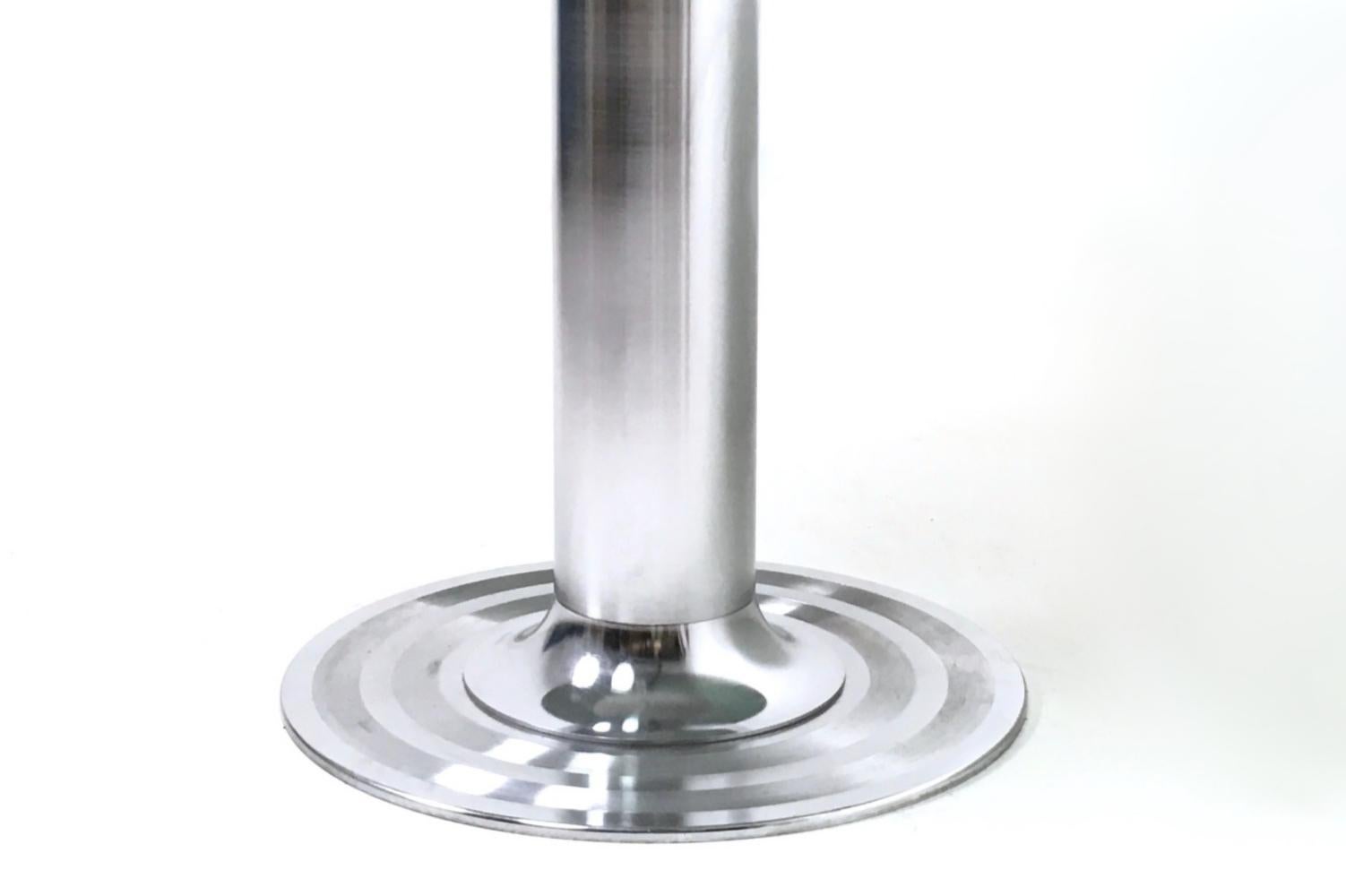 Métal Table de salle à manger postmoderne en métal chromé avec plateau rond en verre trempé, Italie en vente