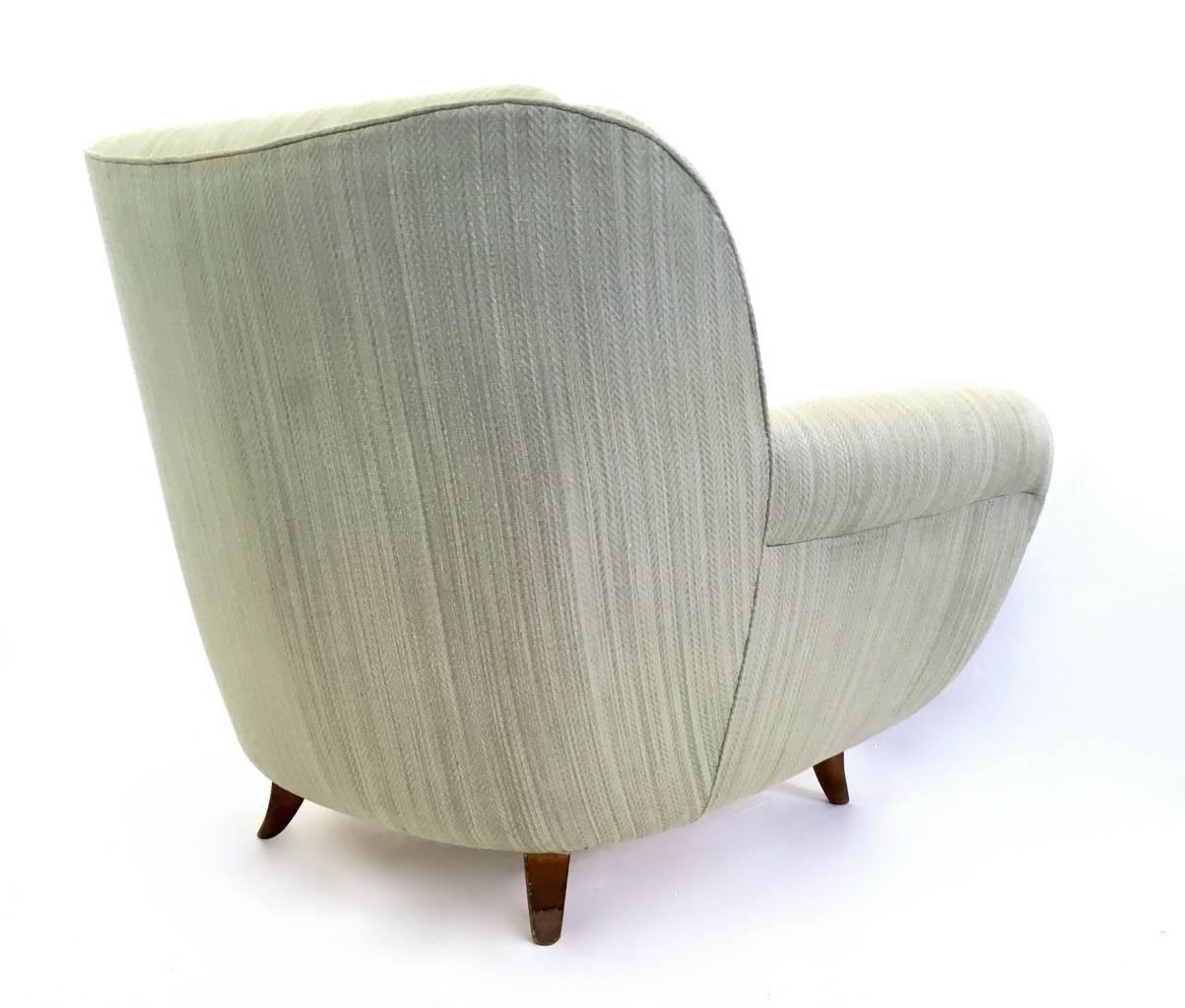 Tissu Paire de fauteuils vintage vert clair avec structure en bois, Italie en vente