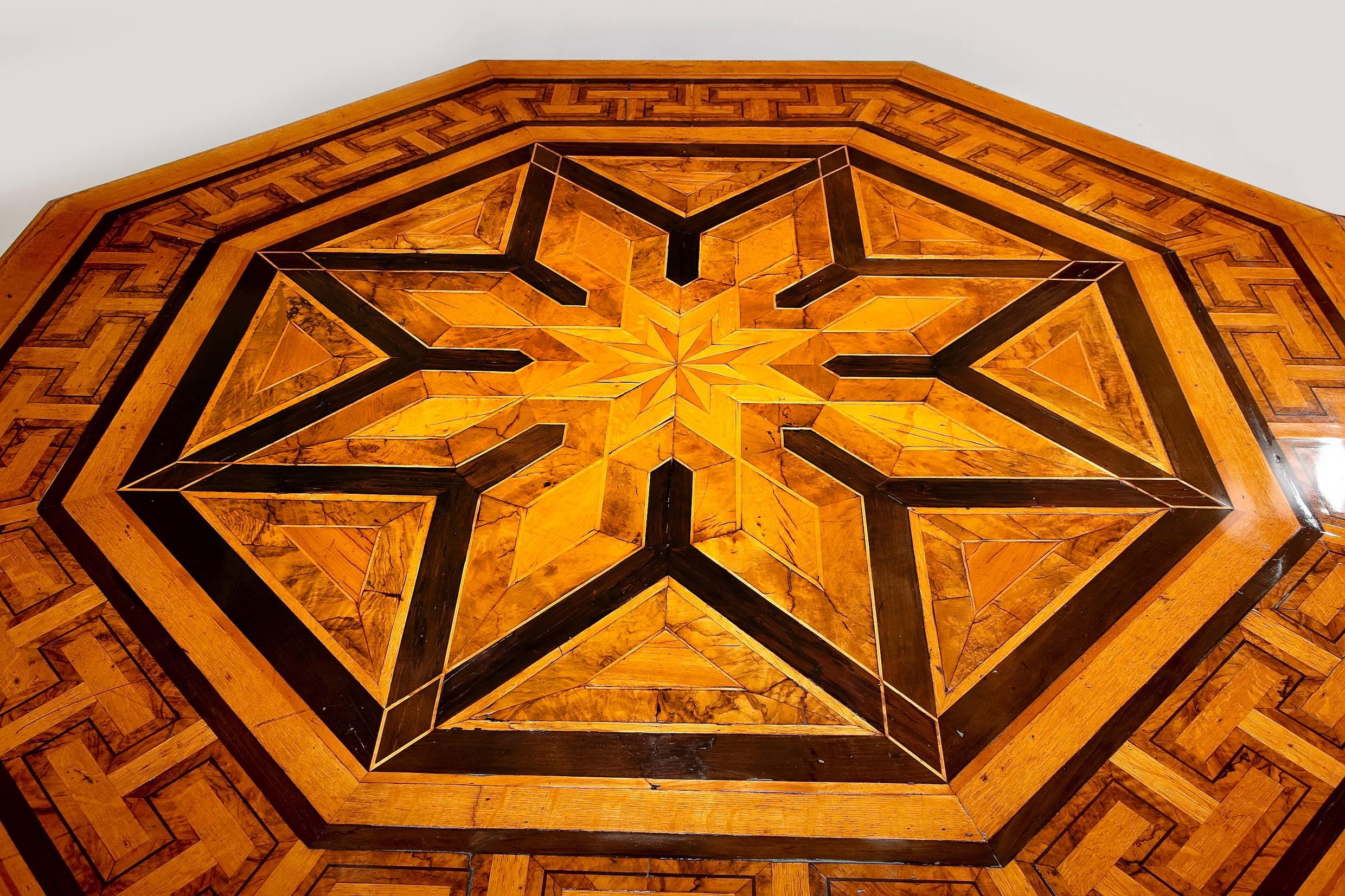 Superb Large 19th Century Octagonal Parquetry Inlaid Centre or Dining Table For Sale 2