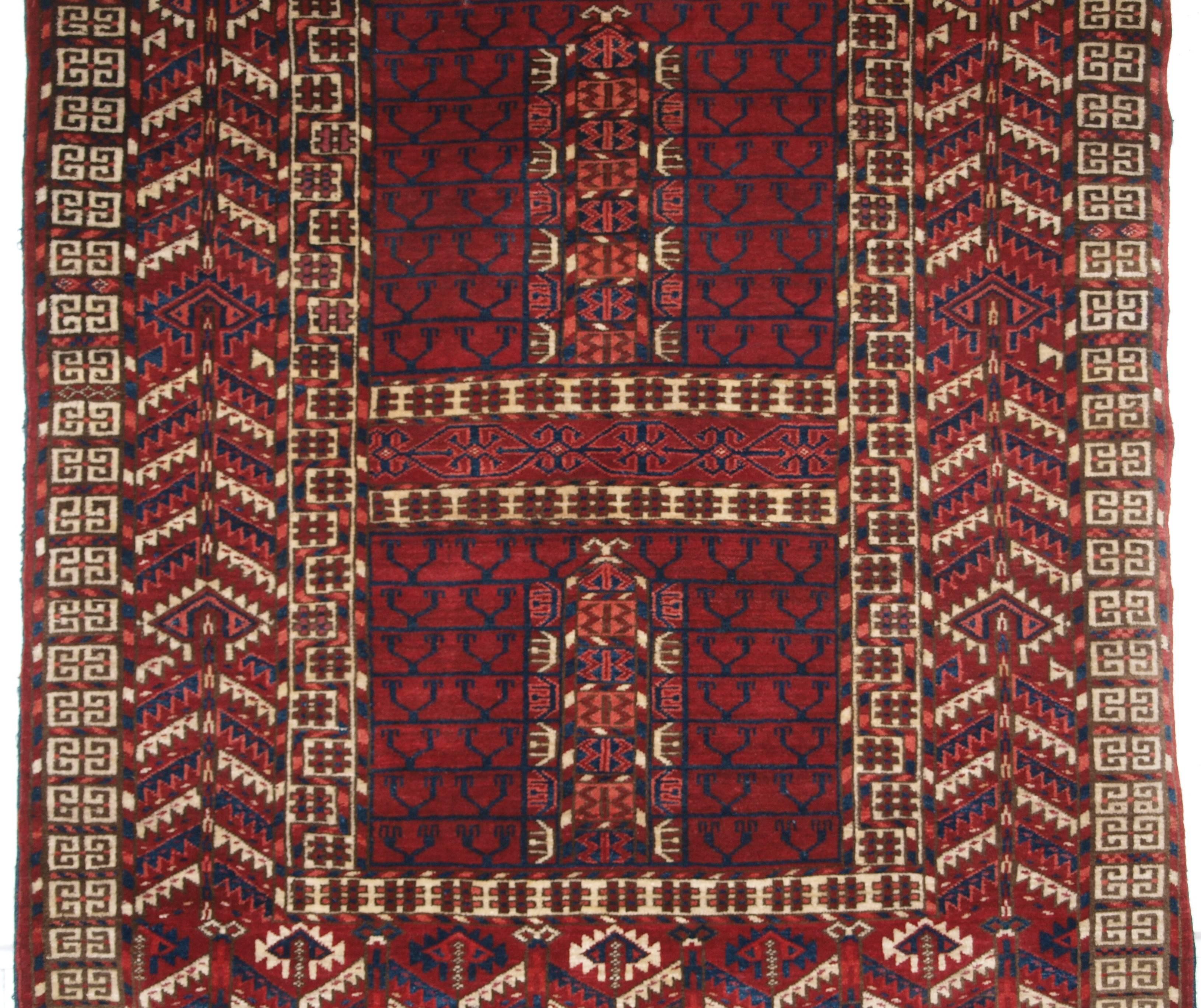 Antique Tekke Turkmen Ensi of Traditional Design with Excellent Rich Color In Excellent Condition In Moreton-in-Marsh, GB
