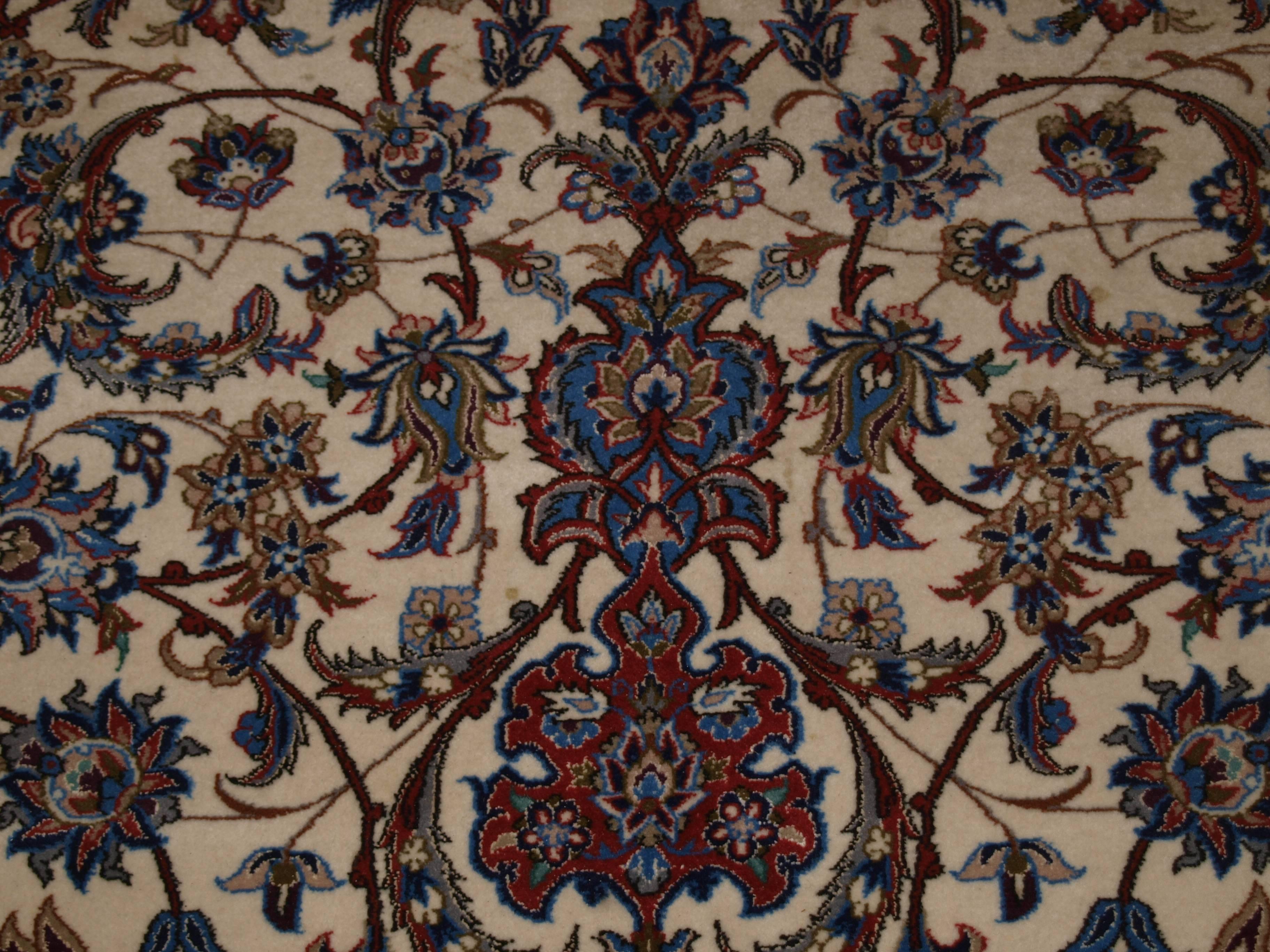 Old Persian Isfahan Carpet, Wool and Silk on a Very Fine Silk Foundation In Excellent Condition For Sale In Moreton-in-Marsh, GB