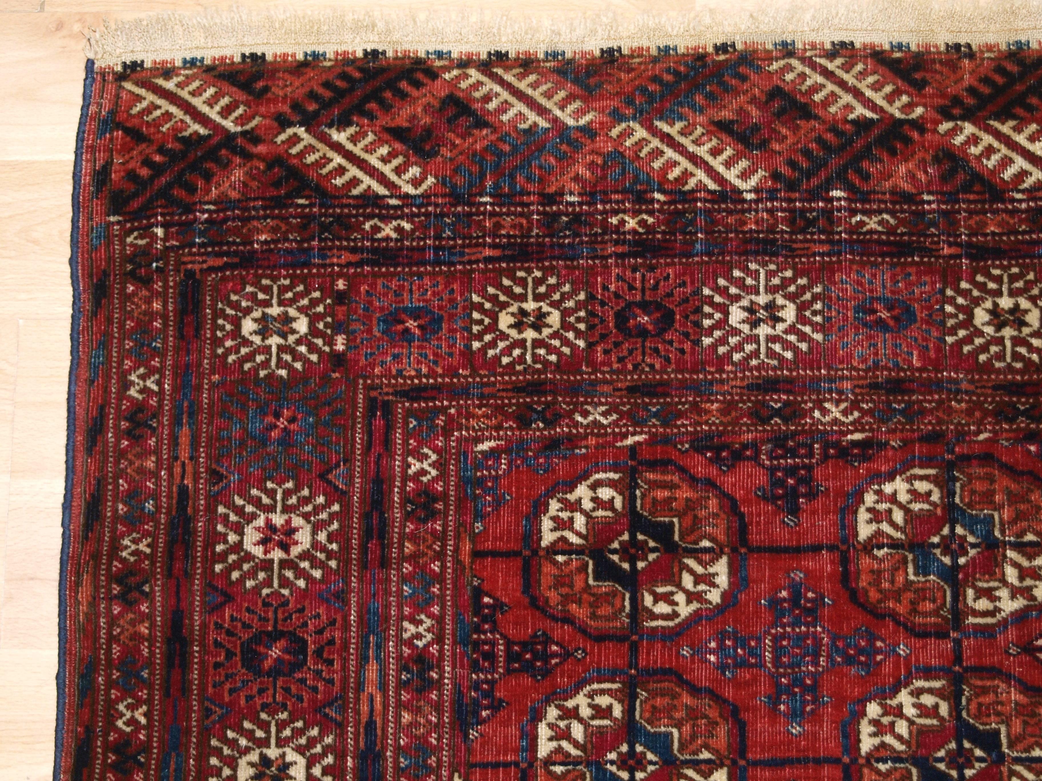 Antique Tekke Turkmen Rug of Small Size In Excellent Condition For Sale In Moreton-in-Marsh, GB