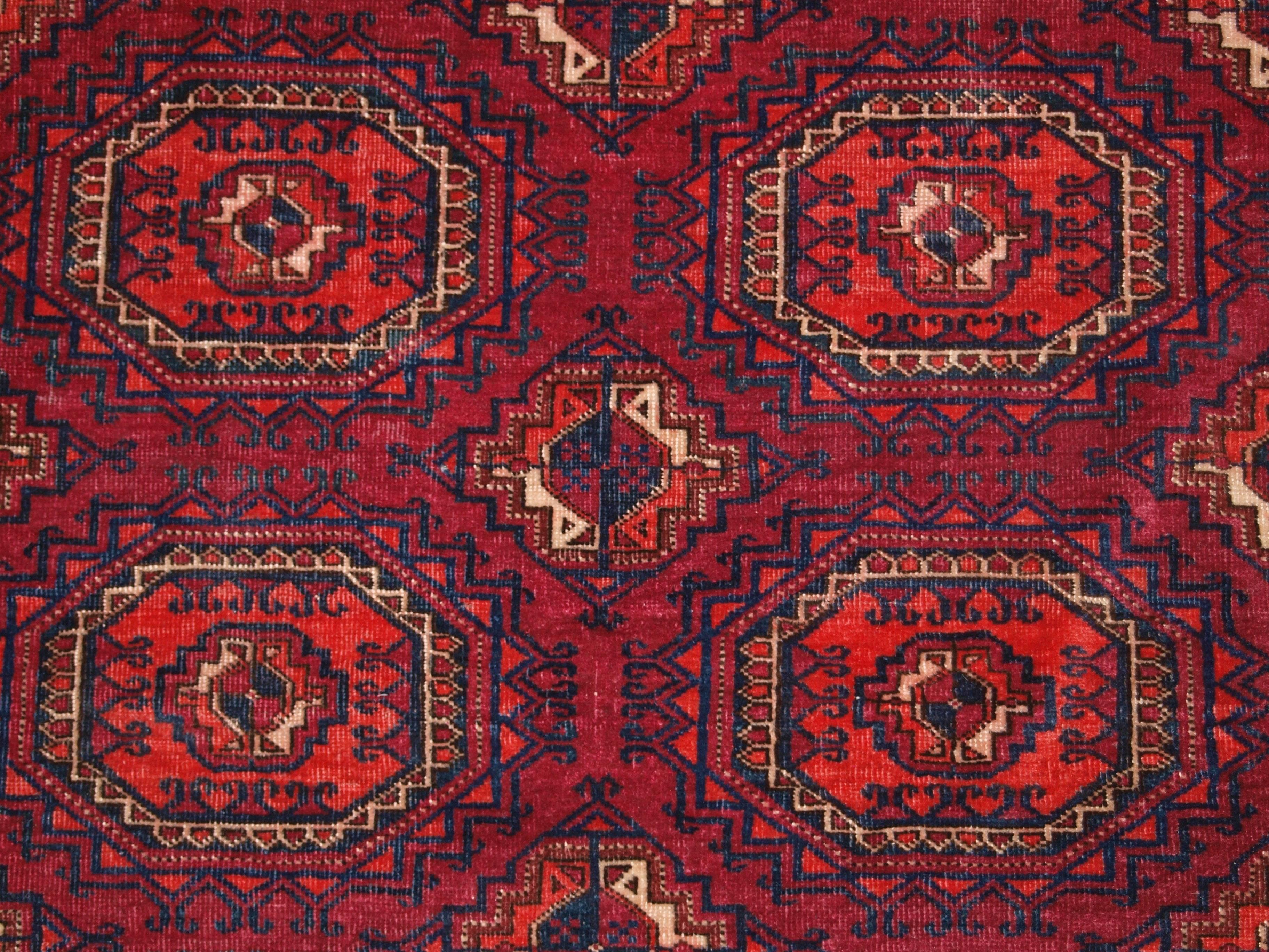 Antique Tekke Turkmen Rug of Small Size, with Fine Weave, Cochineal Color For Sale 1