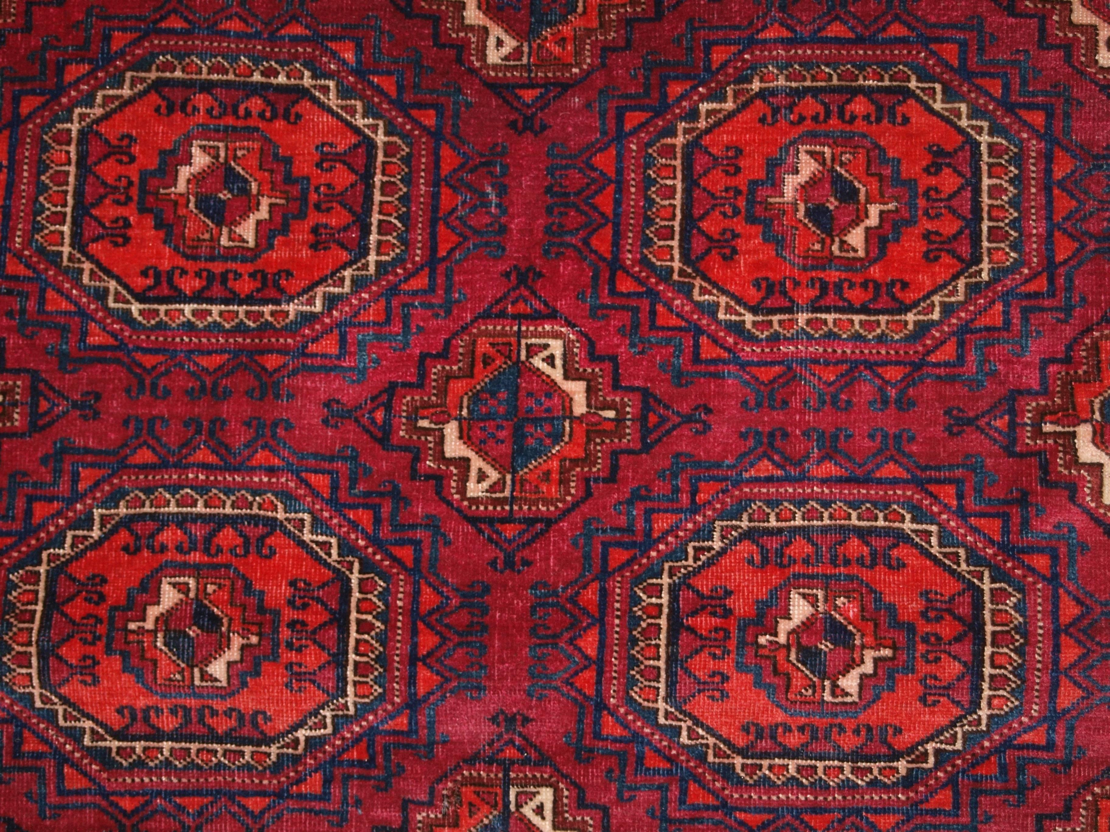 Antique Tekke Turkmen Rug of Small Size, with Fine Weave, Cochineal Color In Excellent Condition For Sale In Moreton-in-Marsh, GB