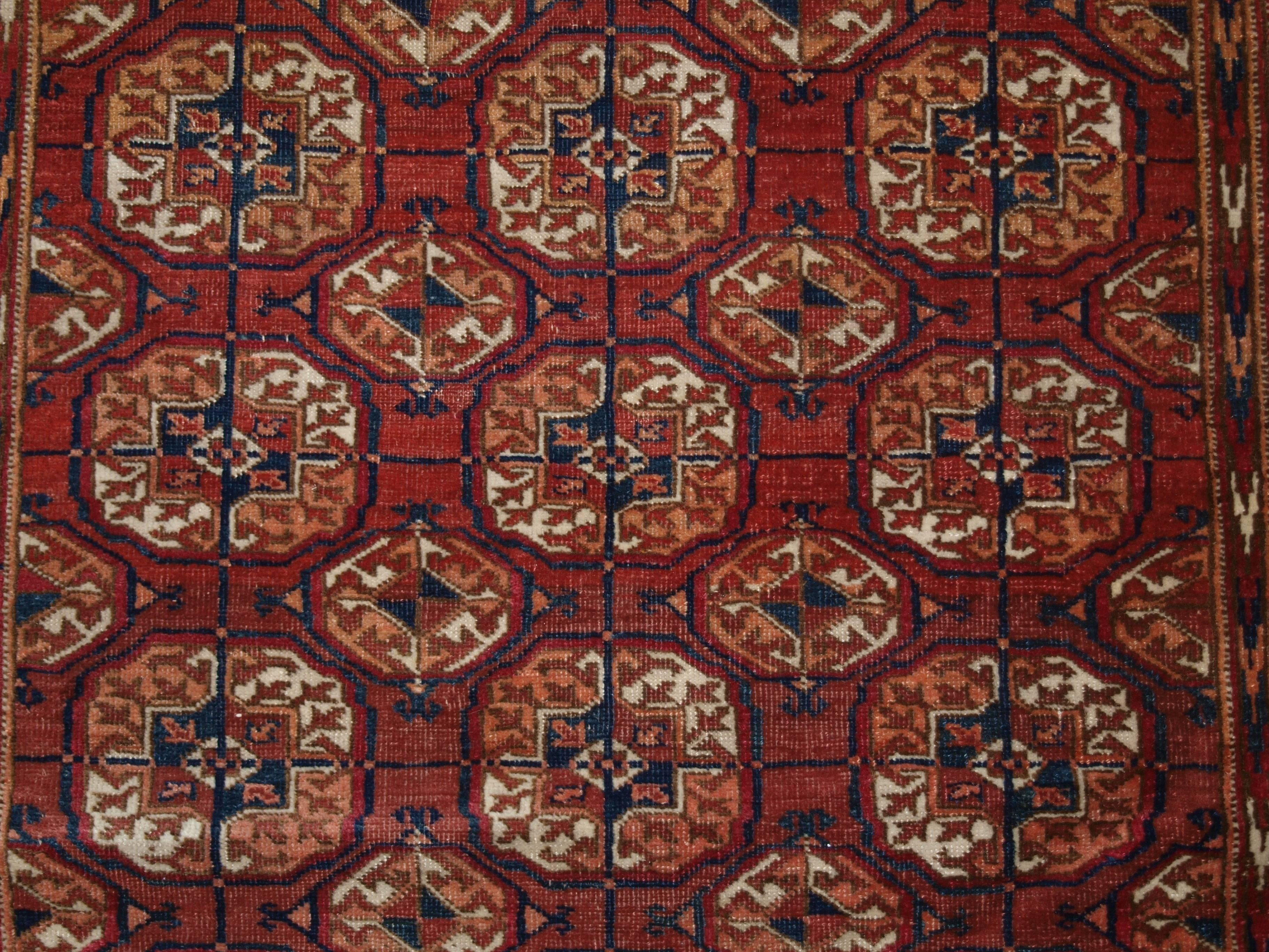 Antique Tekke Turkmen Rug of Excellent Design and Color In Excellent Condition For Sale In Moreton-in-Marsh, GB
