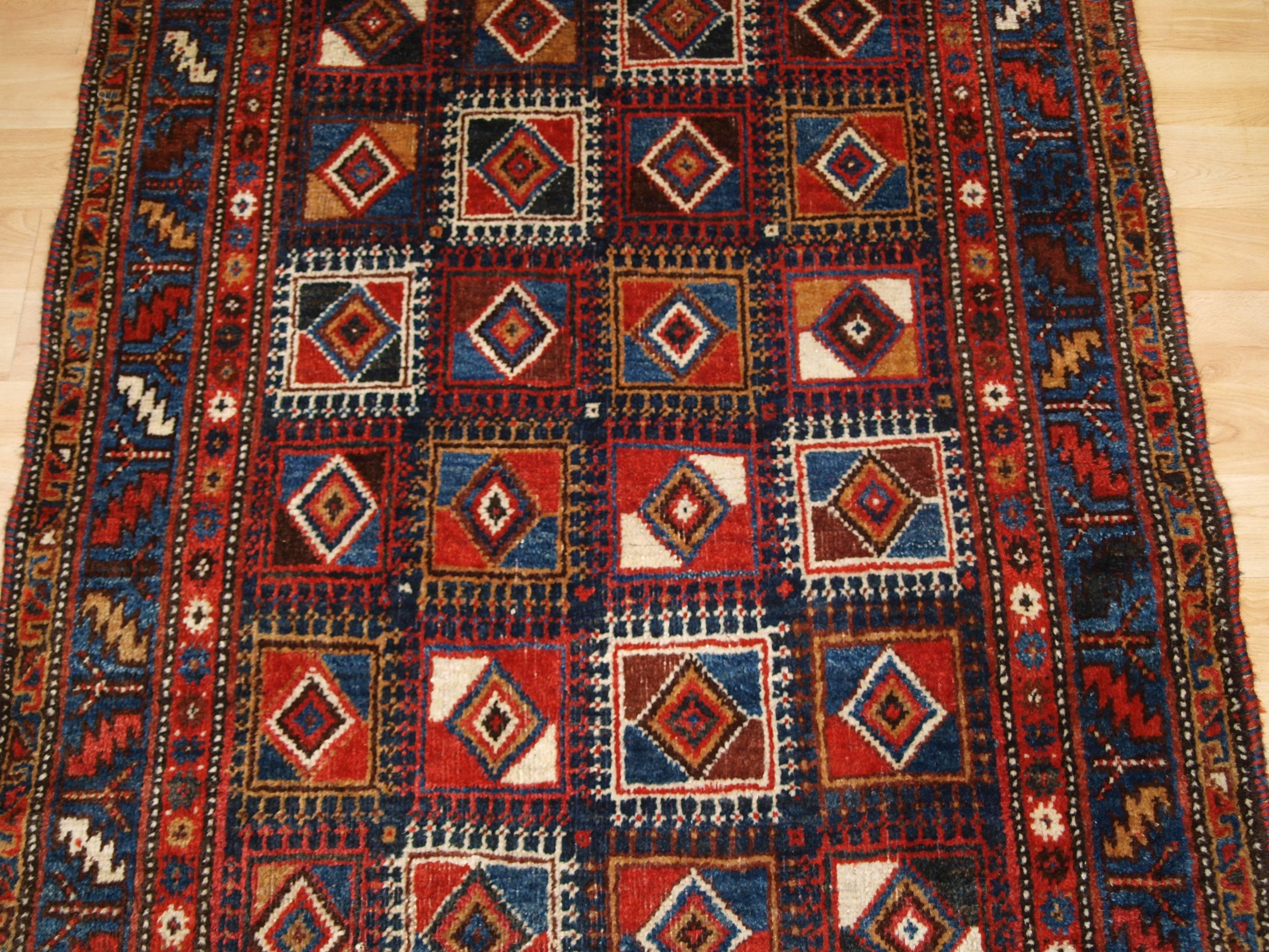 Antique Persian Qashqai Long Rug with Very Unusual Box Design In Excellent Condition For Sale In Moreton-in-Marsh, GB