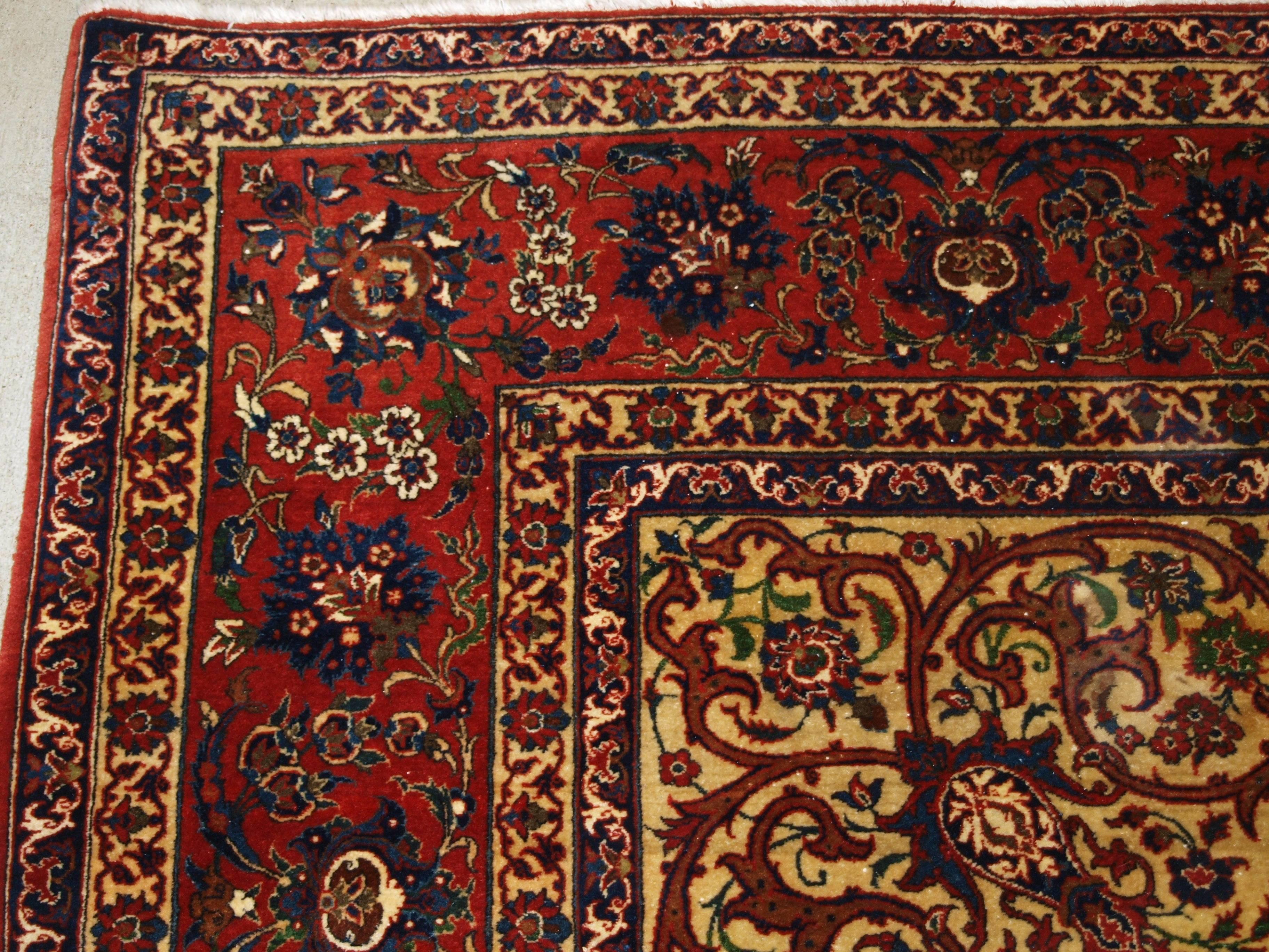 Old Persian Isfahan Carpet, of Superb Classic Design, Outstanding Color For Sale 1