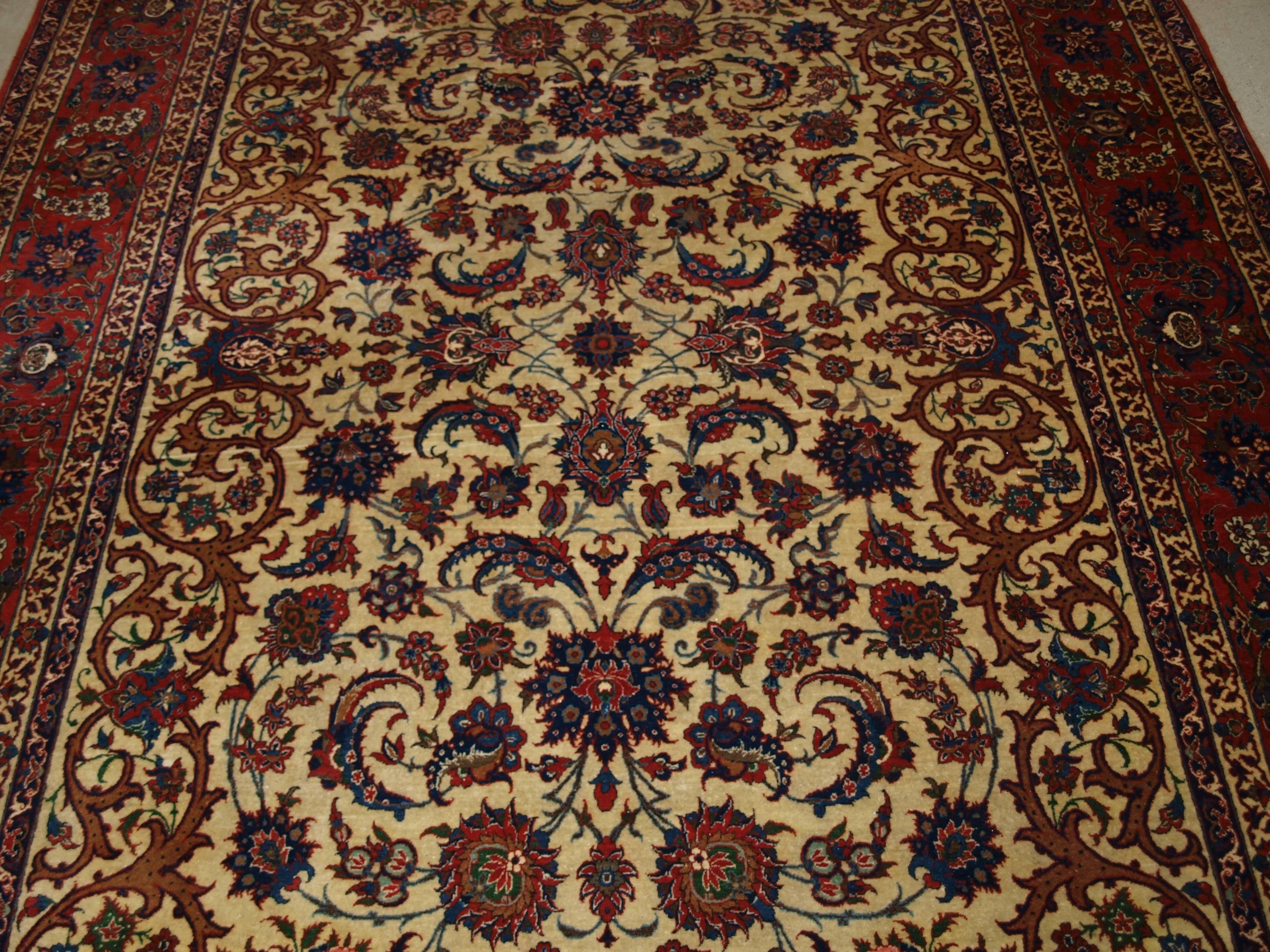 Old Persian Isfahan Carpet, of Superb Classic Design, Outstanding Color For Sale 4
