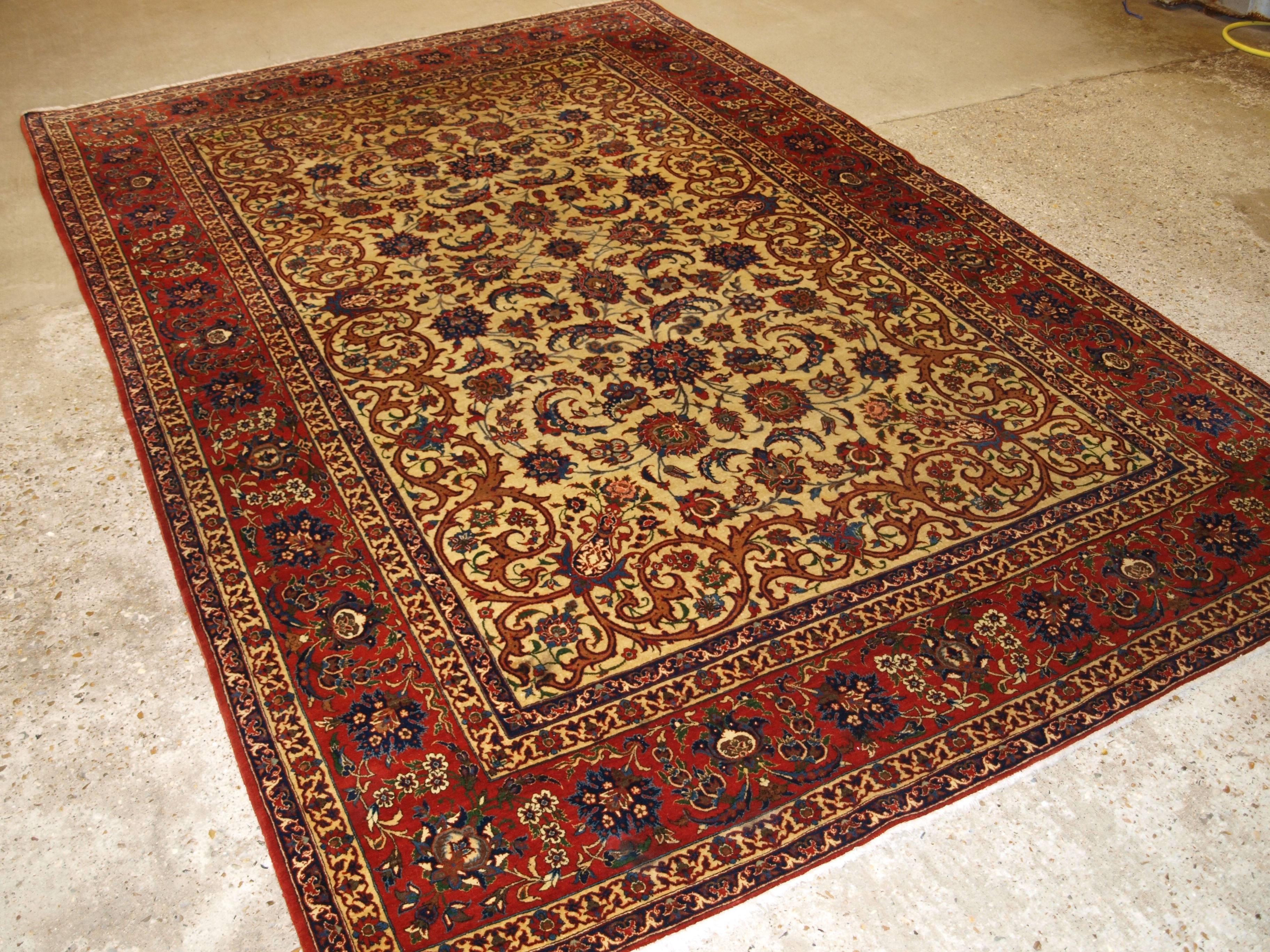 Old Persian Isfahan Carpet, of Superb Classic Design, Outstanding Color For Sale 3