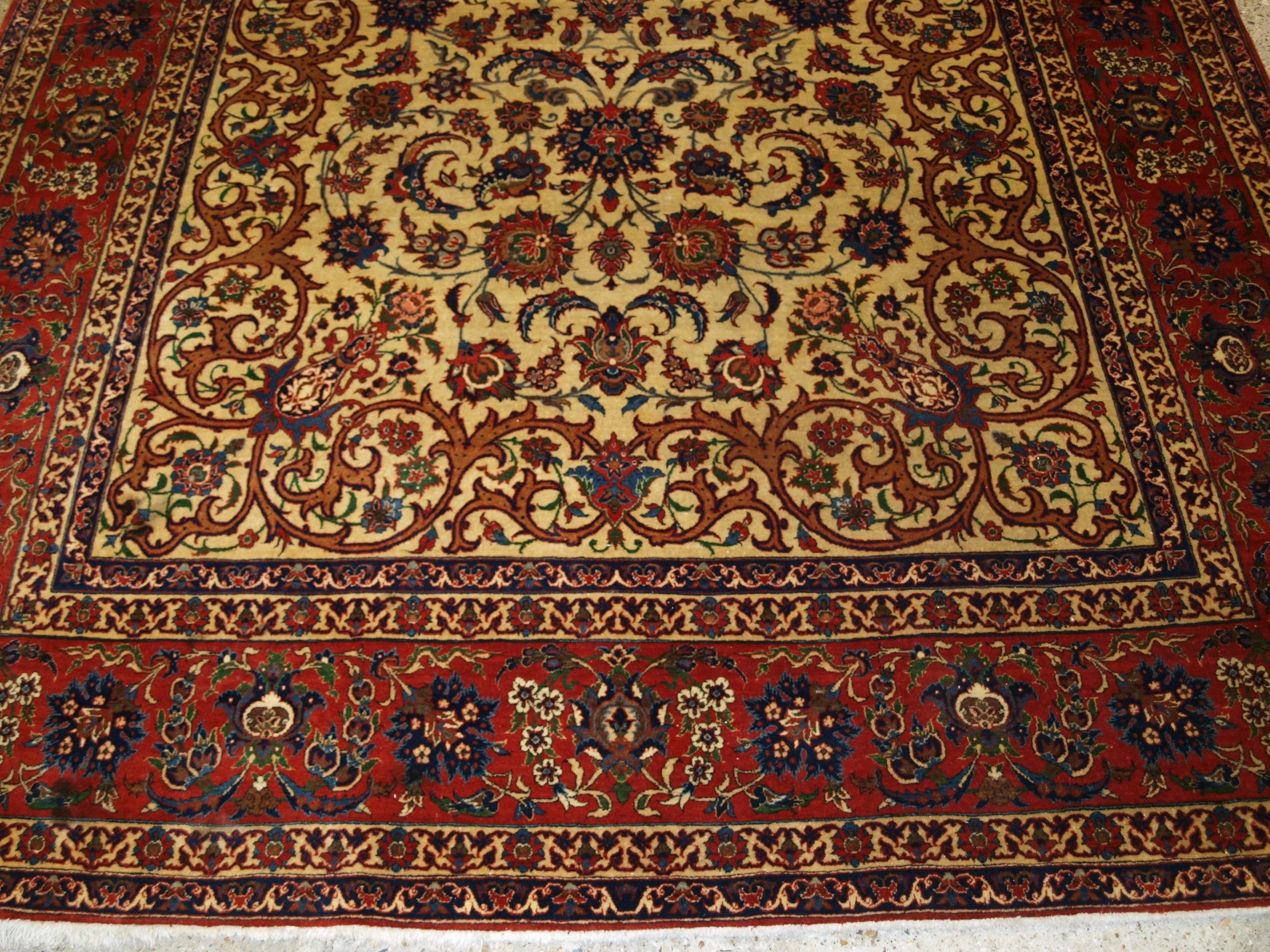 Old Persian Isfahan Carpet, of Superb Classic Design, Outstanding Color For Sale 2