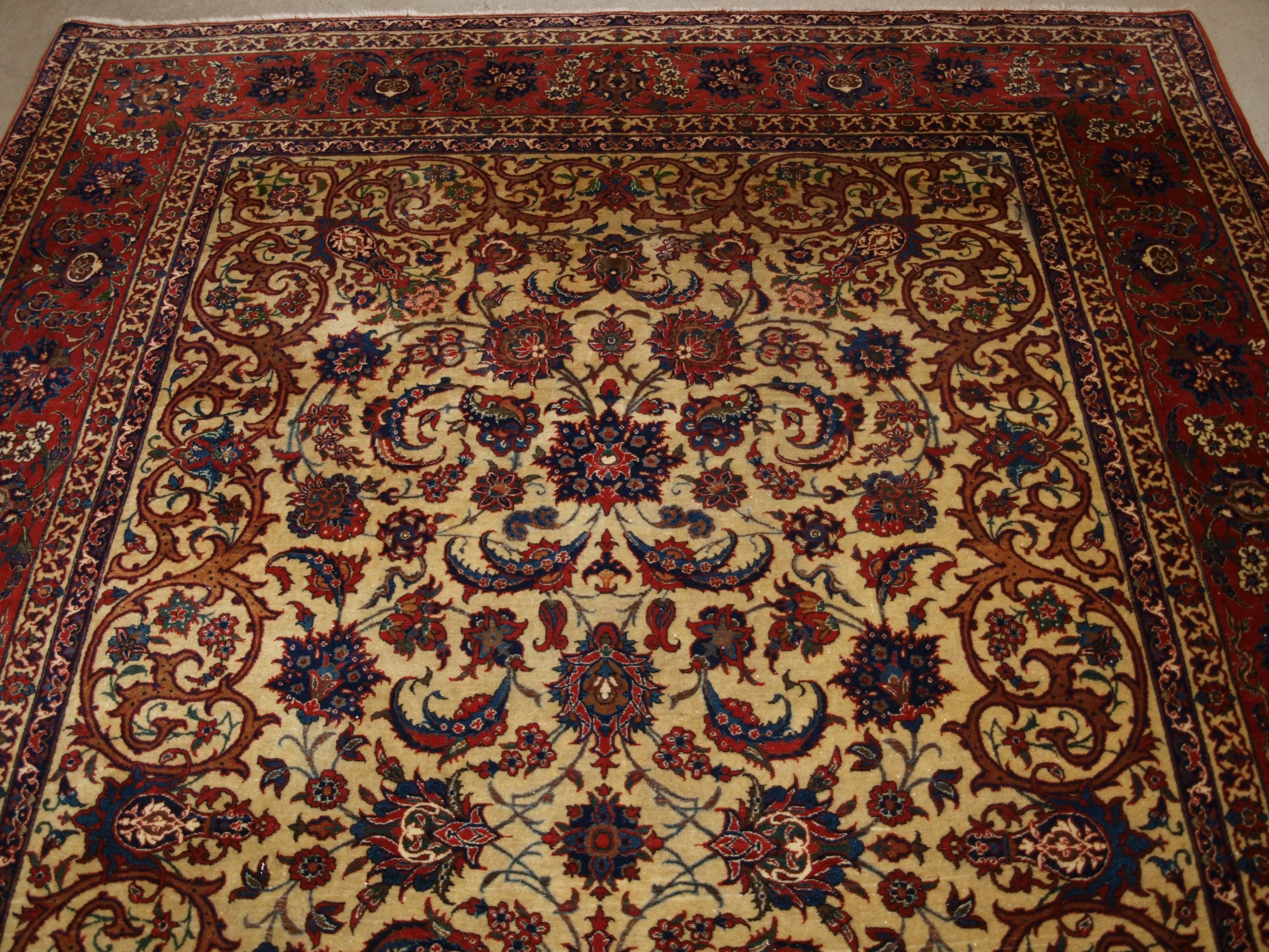 Old Persian Isfahan Carpet, of Superb Classic Design, Outstanding Color For Sale 5