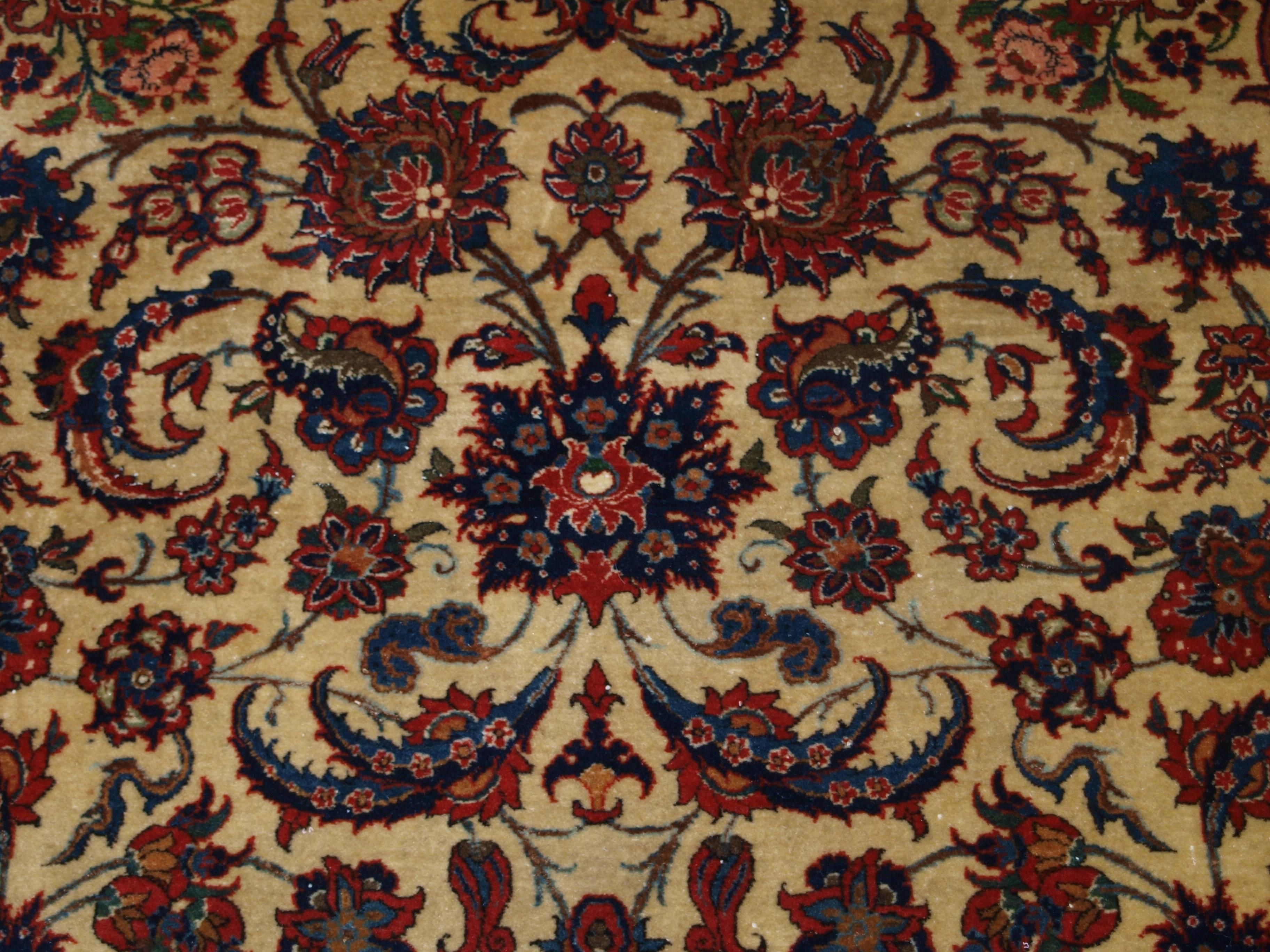 Old Persian Isfahan Carpet, of Superb Classic Design, Outstanding Color In Excellent Condition For Sale In Moreton-in-Marsh, GB