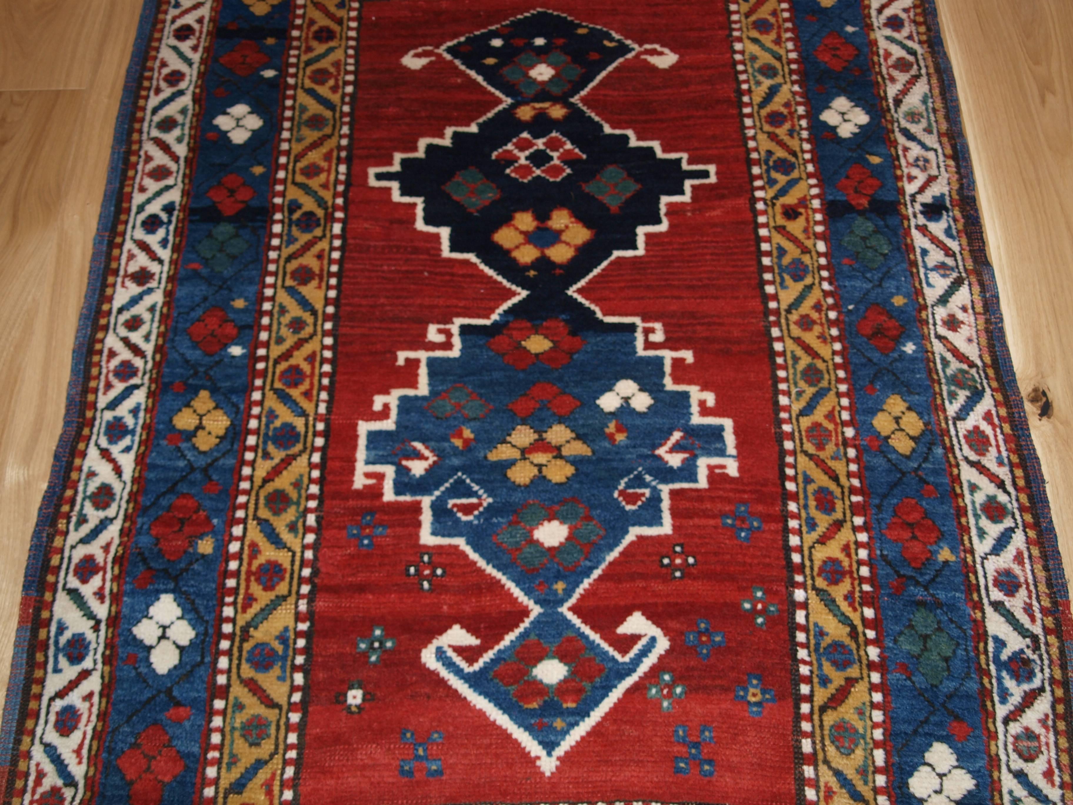 Antique Caucasian Kazak Rug with Linked Medallion Design In Excellent Condition For Sale In Moreton-in-Marsh, GB