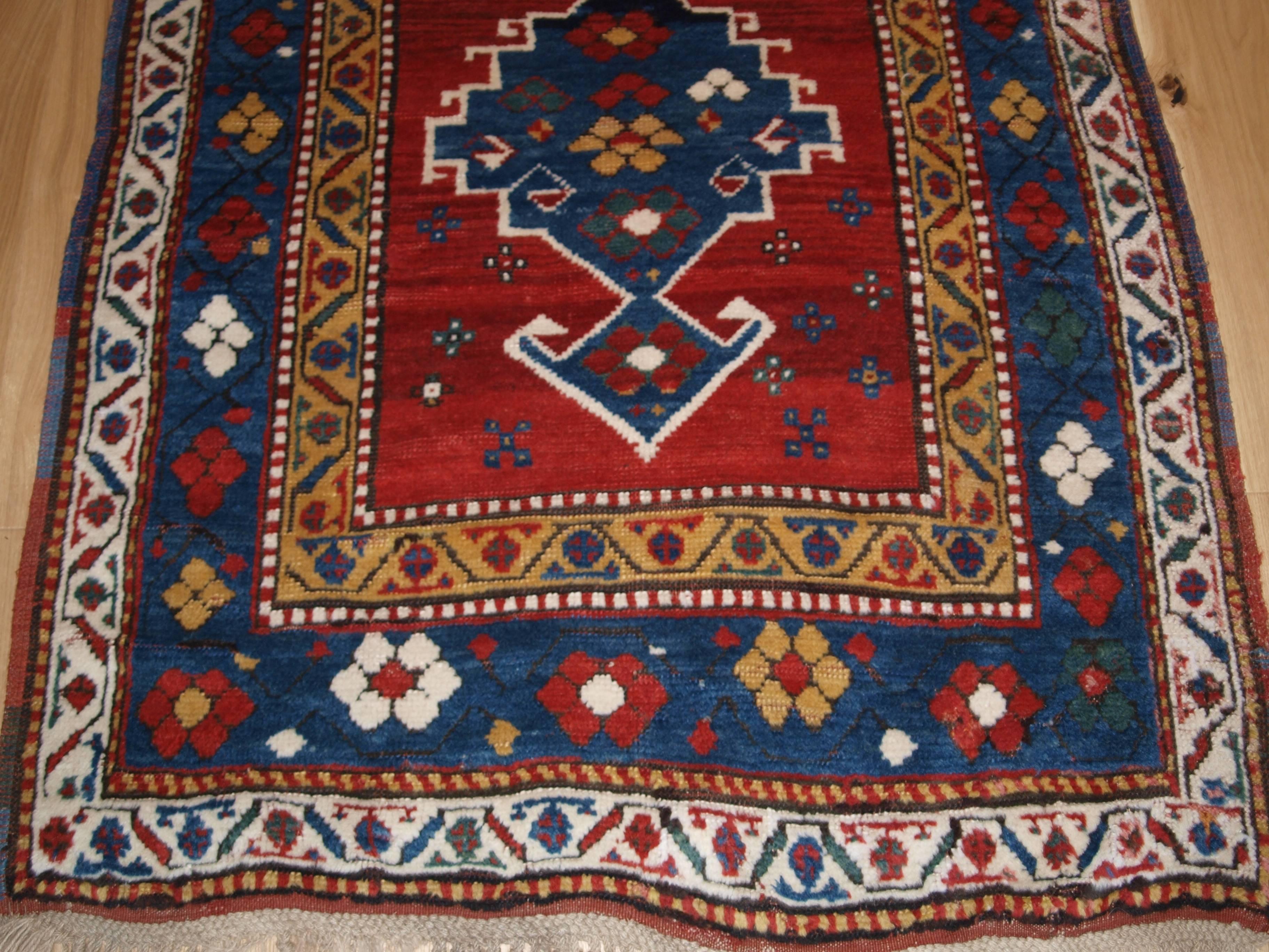Antique Caucasian Kazak Rug with Linked Medallion Design For Sale 5