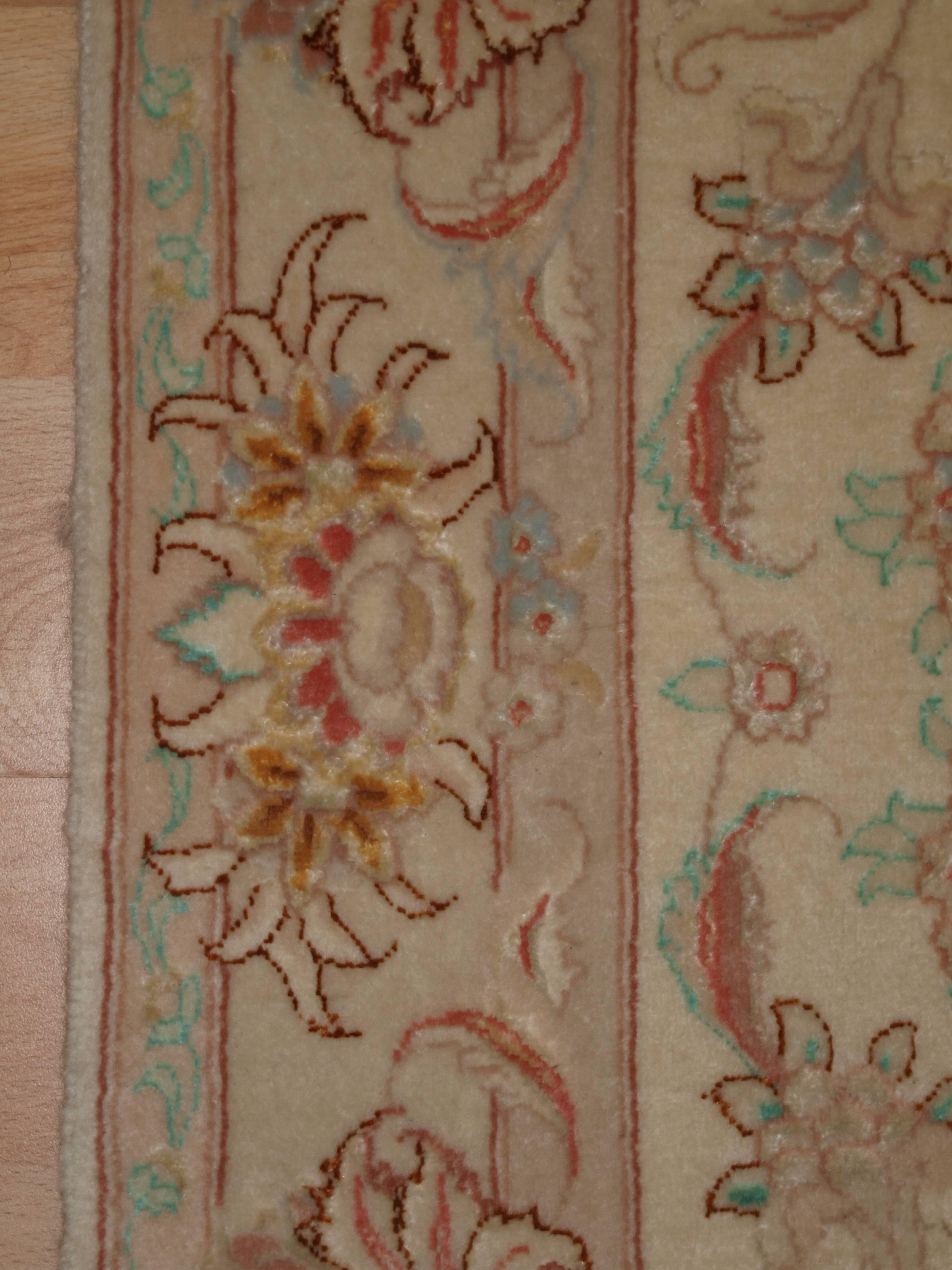 Very Fine Hand-Knotted Persian Tabriz Runner in Lambs Wool and Silk In Excellent Condition For Sale In Moreton-in-Marsh, GB