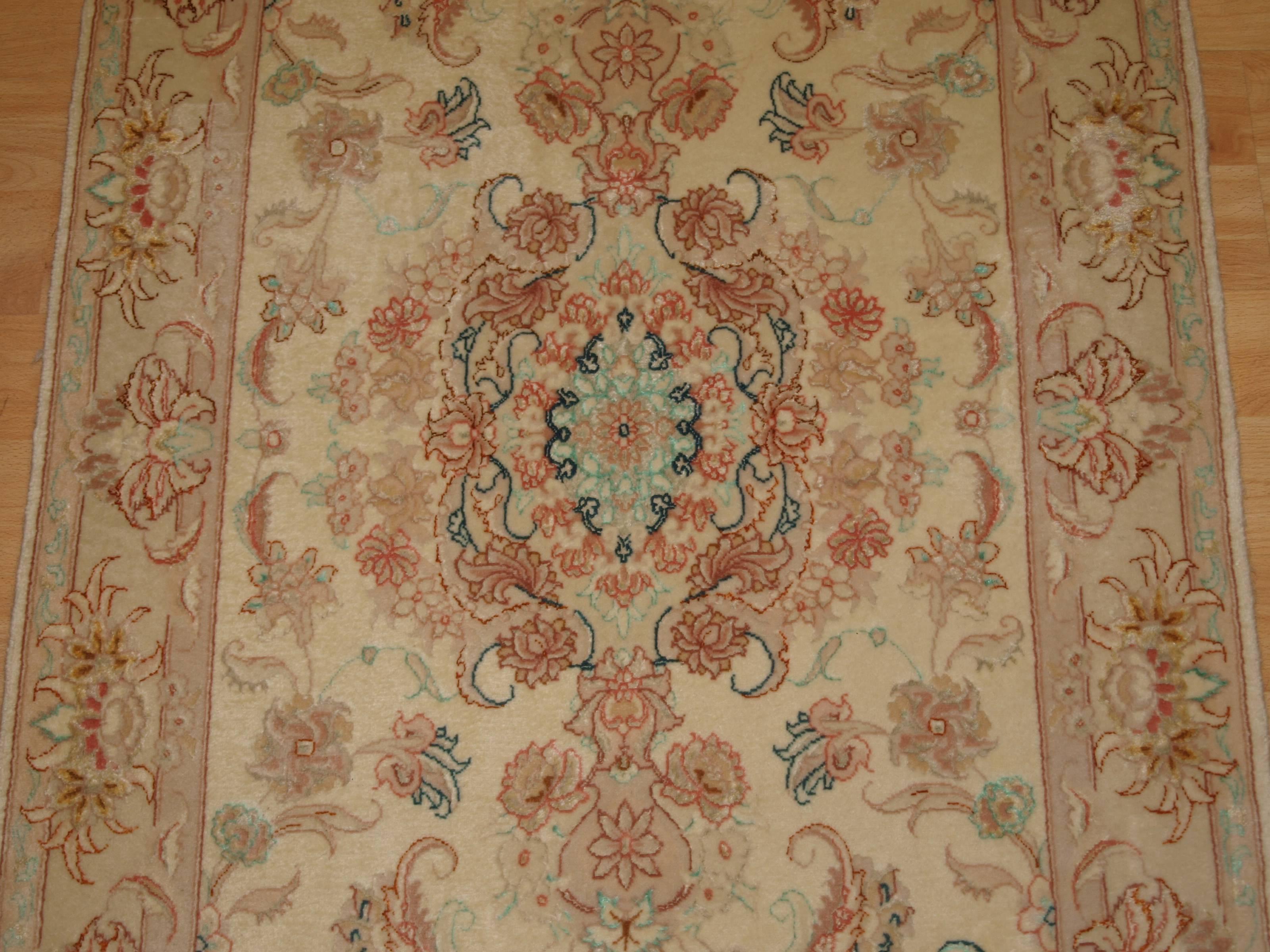 Very Fine Hand-Knotted Persian Tabriz Runner in Lambs Wool and Silk For Sale 3