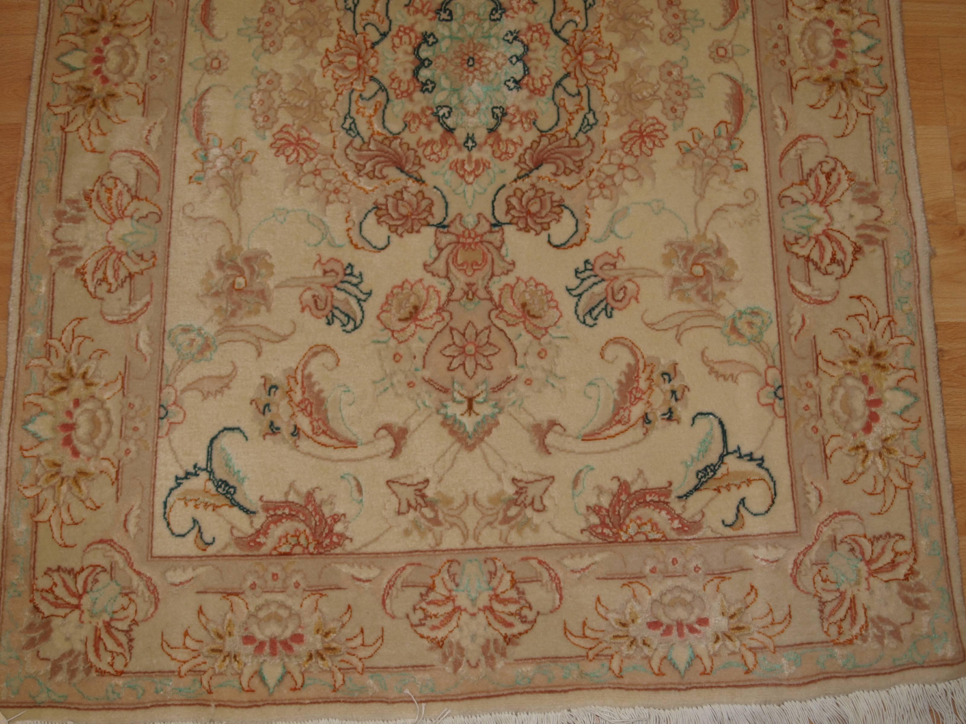 Very Fine Hand-Knotted Persian Tabriz Runner in Lambs Wool and Silk For Sale 4